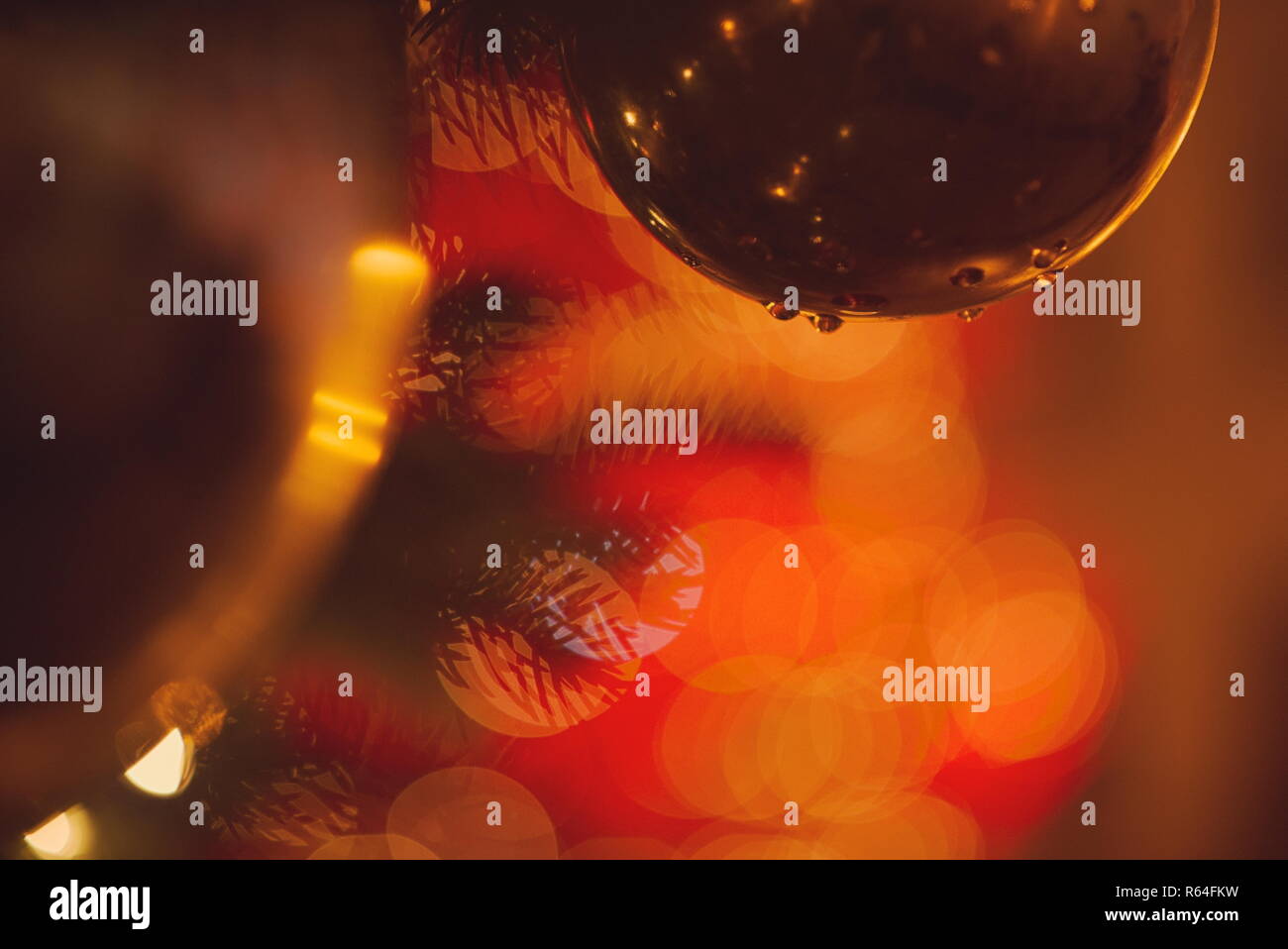 Weihnachtsbaum Closeup mit goldenen Kugeln und verschwommen Lichter Stockfoto
