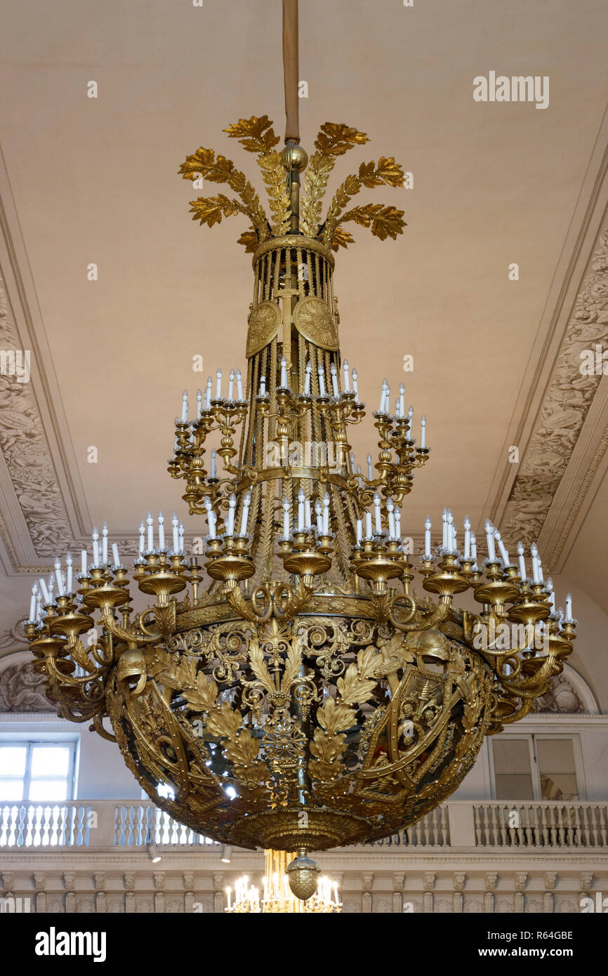 Prunkvolle Kronleuchter hängen in der Eremitage, St. Petersburg, Russland  Stockfotografie - Alamy