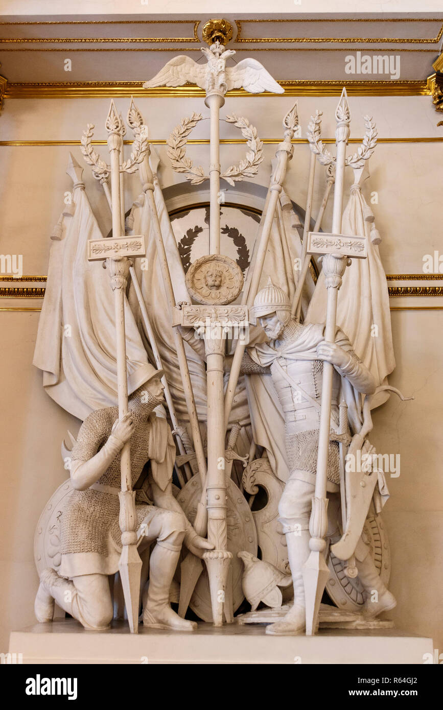 Skulptur der frühen russischen Krieger in Armorial Hall, dem Winterpalast, Eremitage, St. Petersburg, Russland. Stockfoto