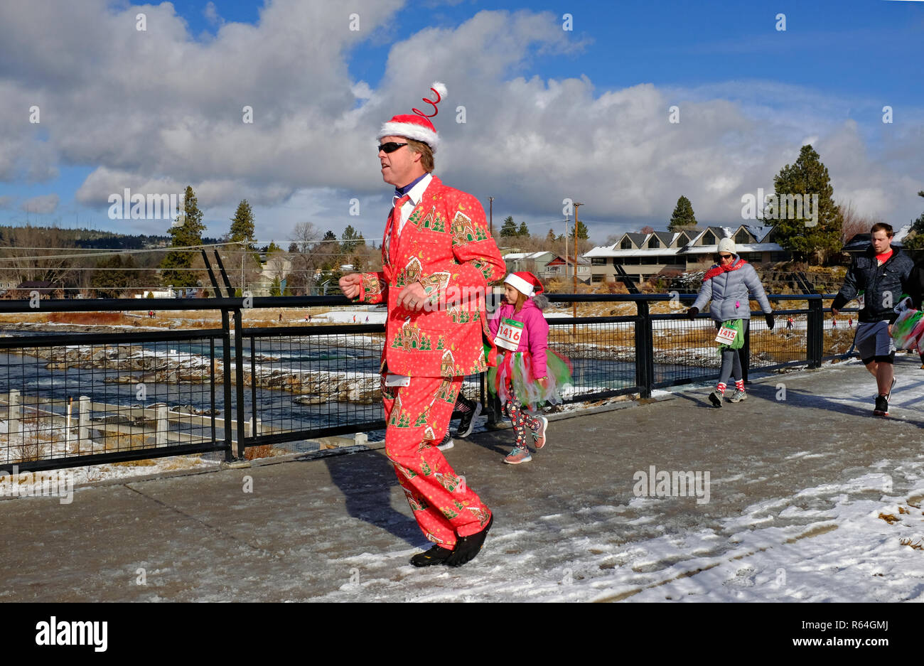 Läufer und Wanderer im Kostüm nehmen Sie teil an einer jährlichen Nächstenliebefall, unterstützt die Arthritis Foundation der Jingle Bell Run, in der Schlaufe, O " Stockfoto