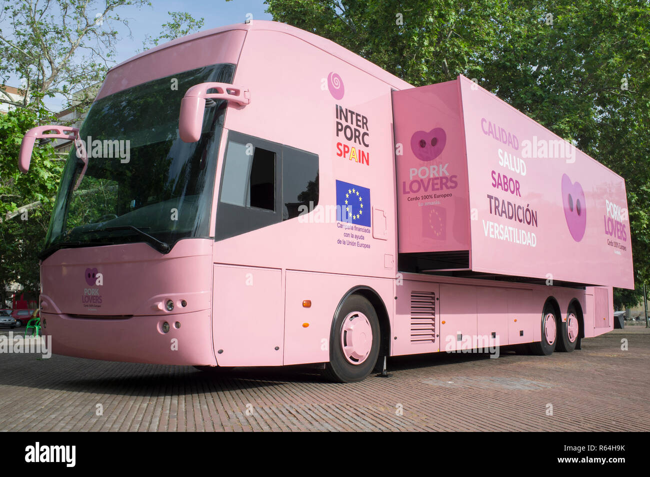 Badajoz, Spanien - Mai 23th, 2018: Schweinefleisch Liebhaber Tour Bus in der Stadt geparkt. Interporc Organisation Medien Kampagne Stockfoto