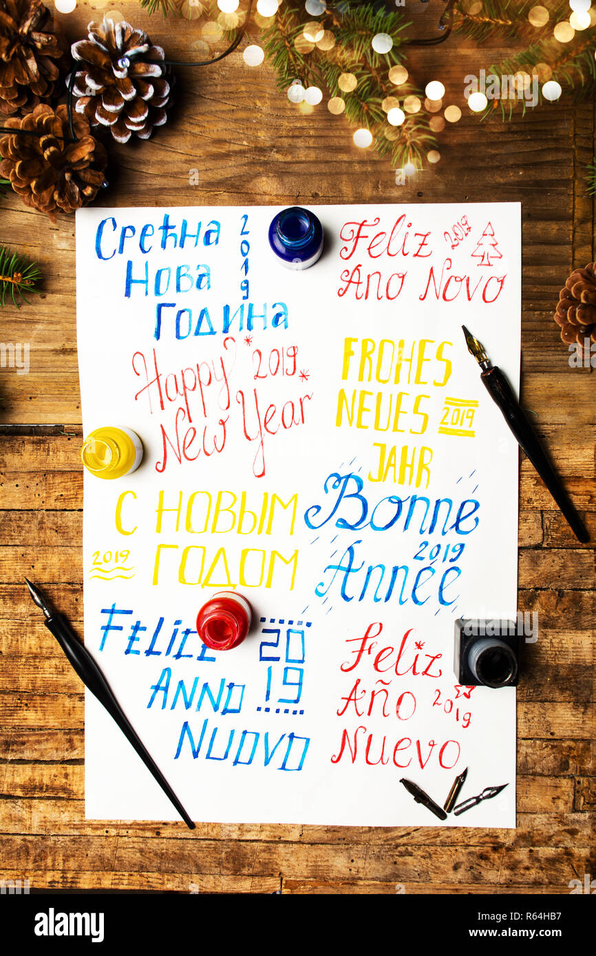 Frohes neues Jahr Hinweis in verschiedenen Sprachen, Ansicht von oben Stockfoto