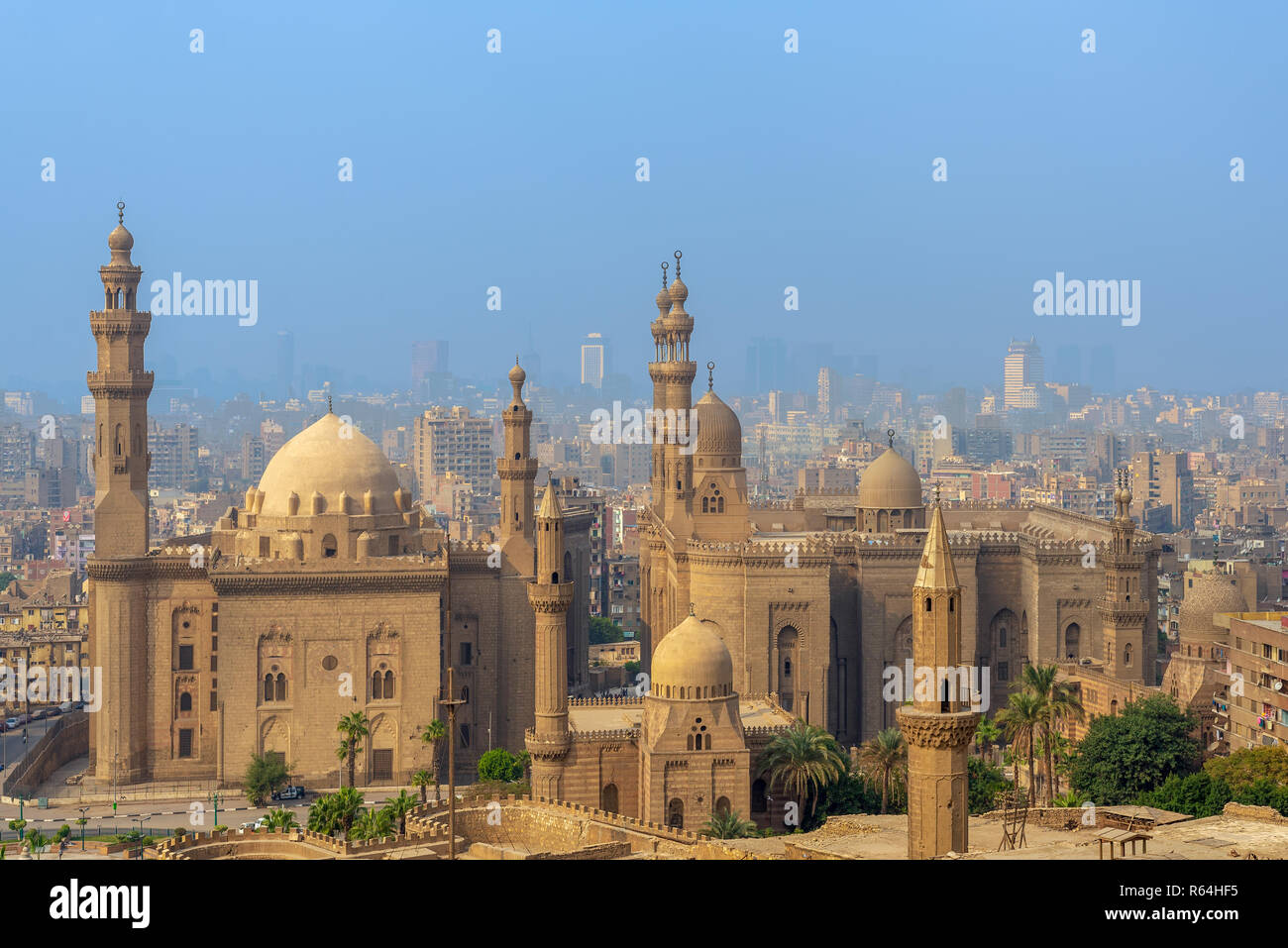 Luftaufnahme der Stadt Kairo von Salah Al Deen Zitadelle (Zitadelle) mit Al Sultan Hassan und Al Rifai Moscheen, Kairo, Ägypten Stockfoto