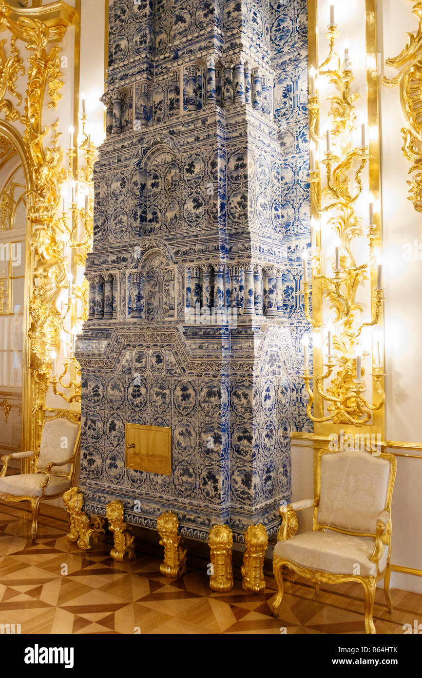 Die mehrstufige, Kobaltblau, geflieste Zimmer Heizungen von Bartolomeo Rastrelli in Catherine's Palace, Zarskoje Selo, St. Petersburg, Russland vorgesehen. Stockfoto