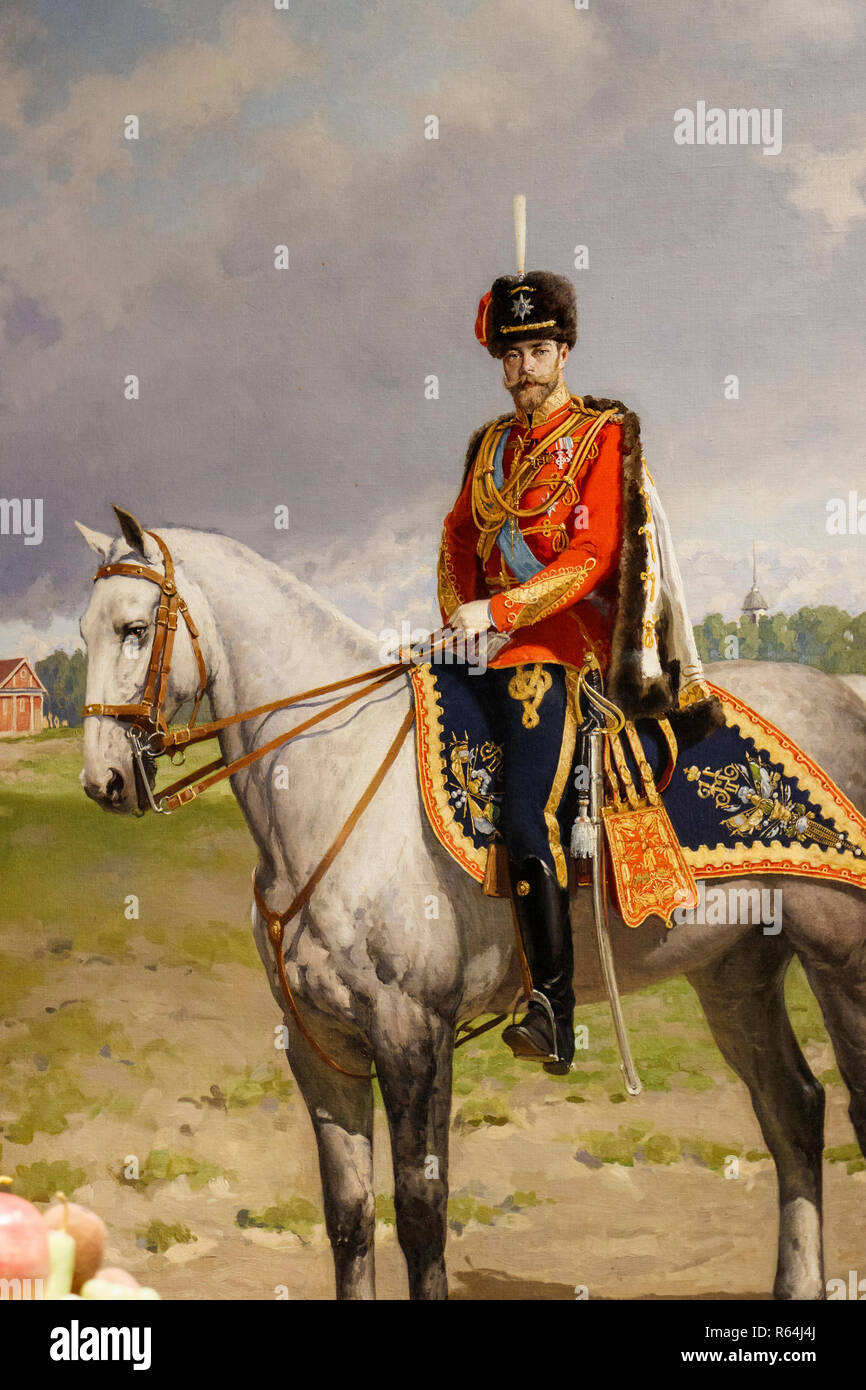 Zar Nikolaus II. zu Pferde auf der Parade aus Gründen des Palastes von Pawlowsk, St. Petersburg, Russland. Romanovs in Zarskoje Selo Ausstellung. Stockfoto