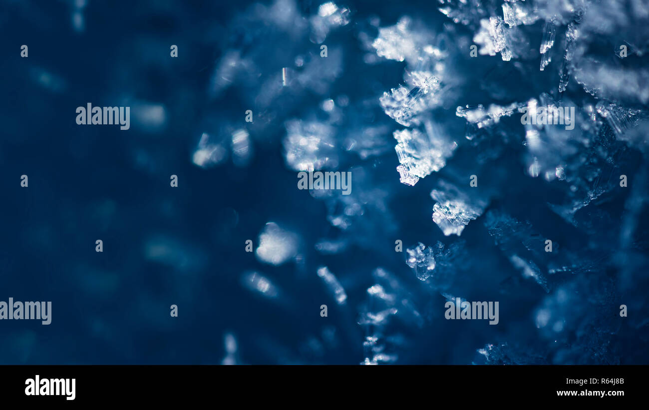 Kristalle der Schneedecke, Makro. Abstrakte winter Hintergrund, Banner 16x9 Format Stockfoto