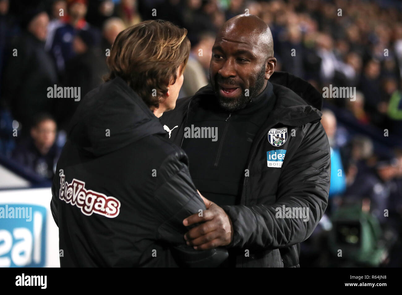 Brentford manager Thomas Frank (links) und West Bromwich Albion manager Darren Moore während der Skybet Championship Match in West Bromwich, West Bromwich. Stockfoto