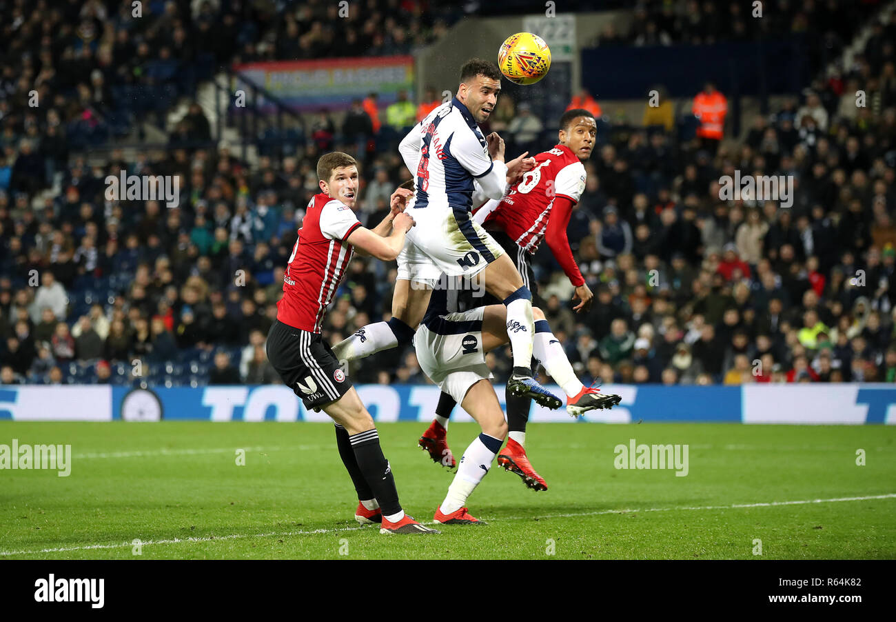 West Bromwich Albion von Hal Robson-Kanu (Mitte) Staats- und Regierungschefs weit von dem Ziel, während der Skybet Championship Match in West Bromwich, West Bromwich. Stockfoto