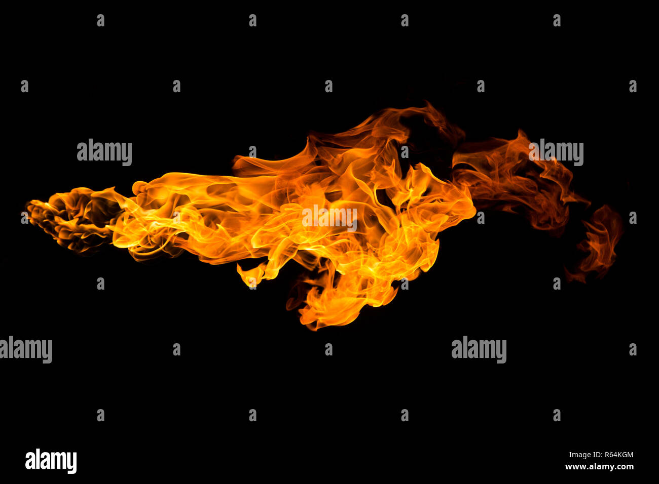 Brennende Flamme auf schwarzem Hintergrund. Brand in Rot, Orange und Gelb. Horizontale Ausrichtung Bild. Stockfoto