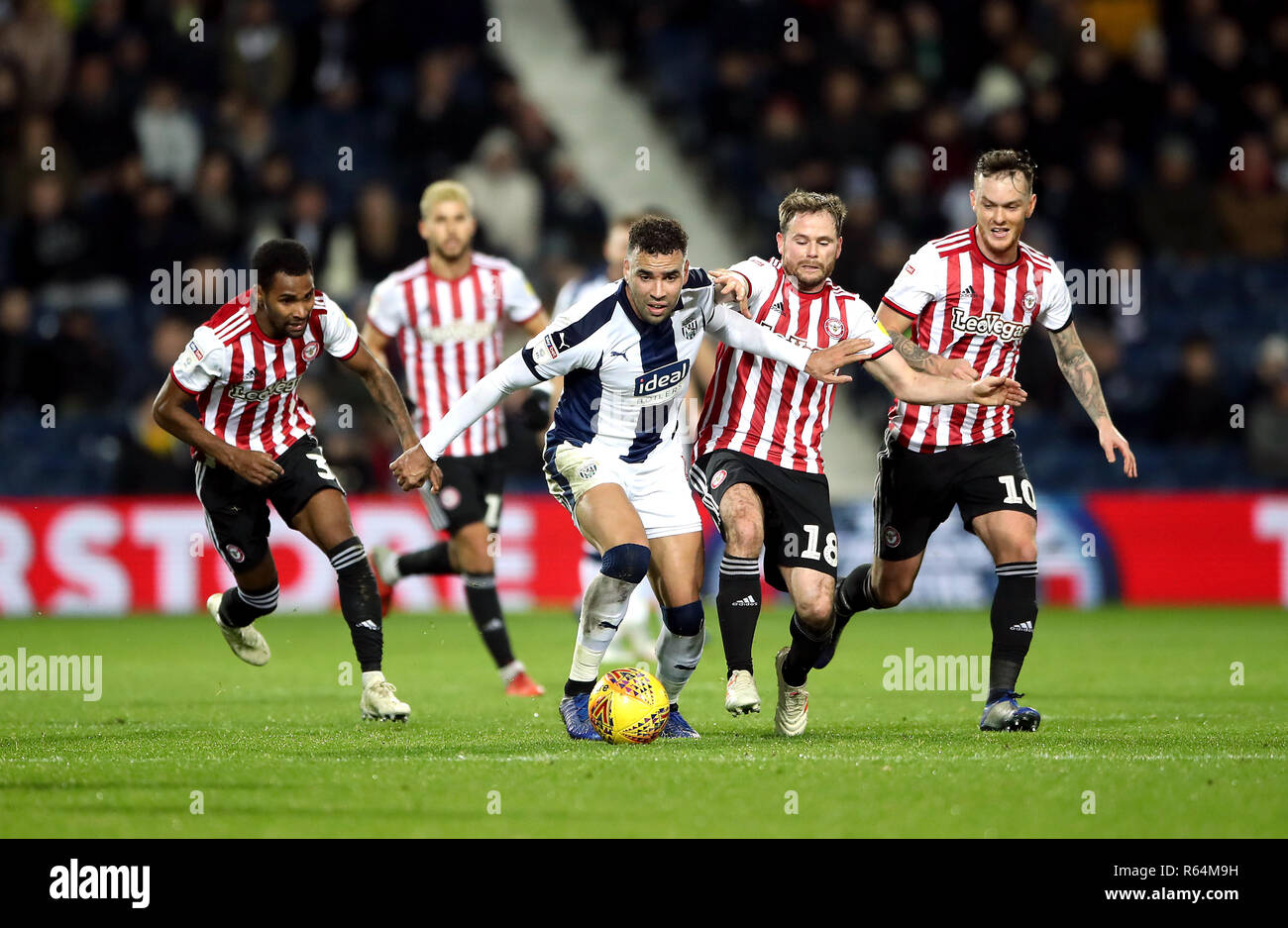 West Bromwich Albion von Hal Robson-Kanu (Mitte) wird von der Brentford Alan Richter während der Skybet Championship Match in West Bromwich, West Bromwich in Angriff genommen. Stockfoto