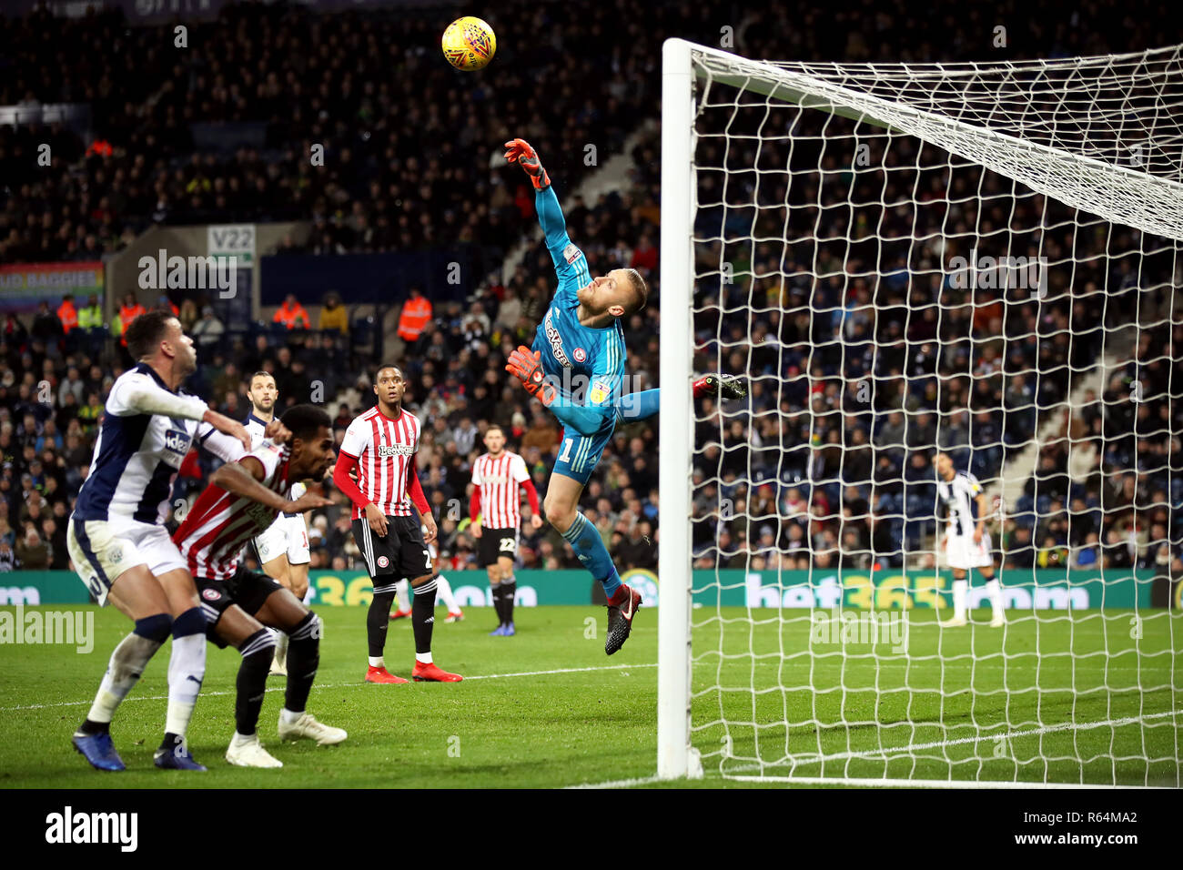 Brentford Torwart Daniel Bentley (Mitte) Macht ein Speichern von West Bromwich Albion Matt Phillips (nicht abgebildet) während der Skybet Championship Match in West Bromwich, West Bromwich. Stockfoto