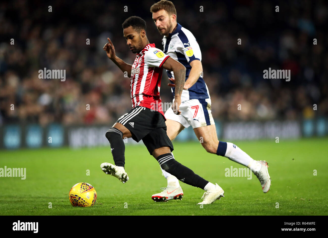 Die Brentford Rico Heinrich (links) und West Bromwich Albion ist James Morrison Schlacht für die Kugel während des Skybet Championship Match in West Bromwich, West Bromwich. Stockfoto