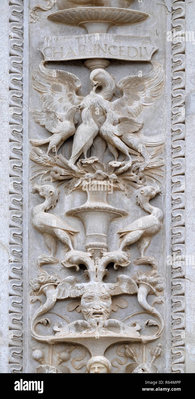 Relief auf dem Portal der Kathedrale Saint Lawrence in Lugano, Schweiz Stockfoto