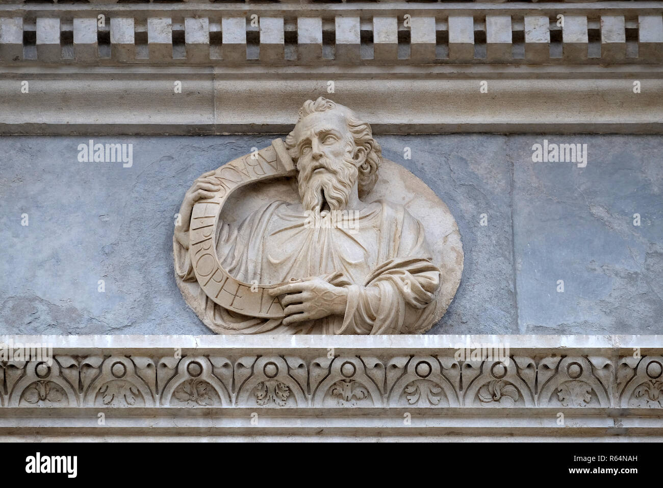 Prophet Habakuk, Relief auf dem Portal der Kathedrale Saint Lawrence in Lugano, Schweiz Stockfoto