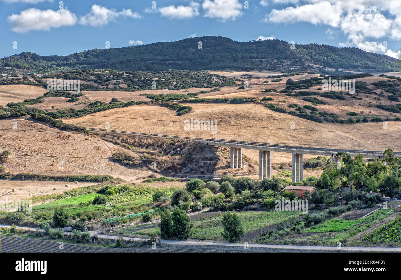 Brücke Sardinien Feld berge Architektur Stockfoto