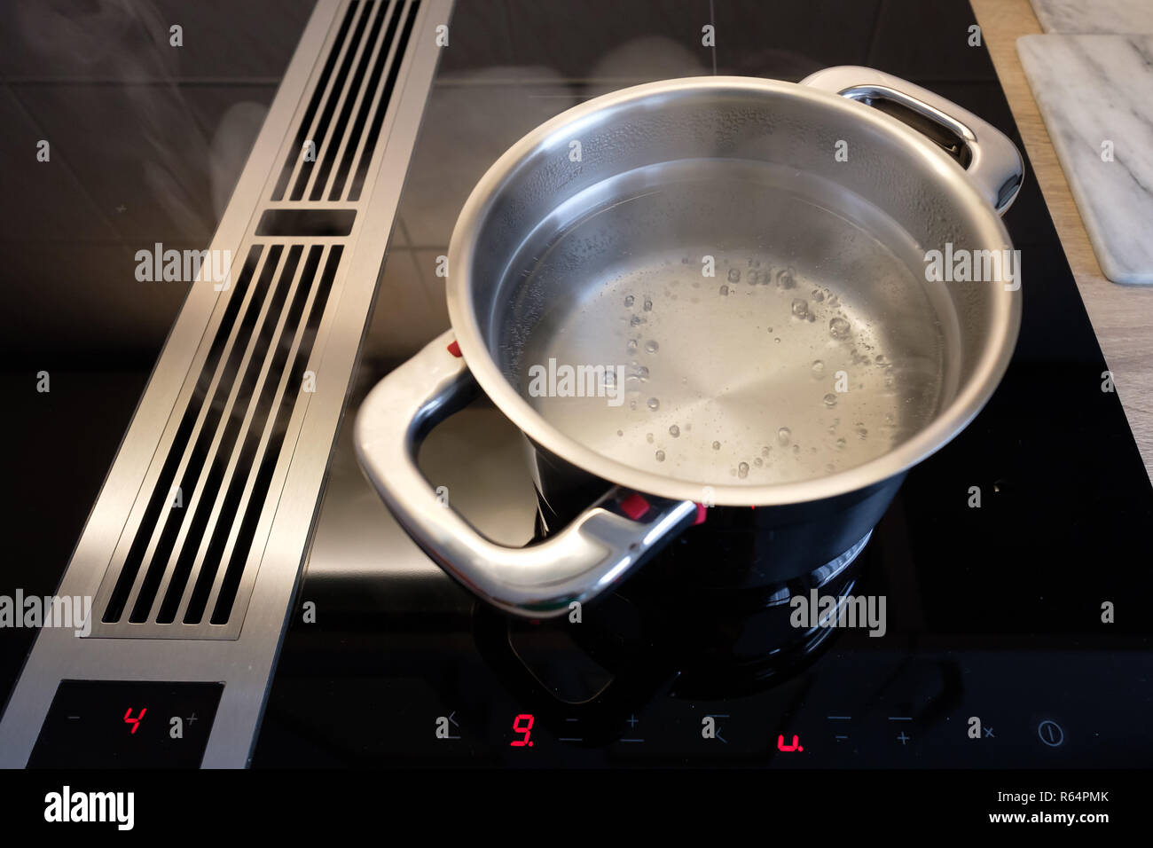 Topf mit kochendem Wasser Induktionsherd Stockfoto