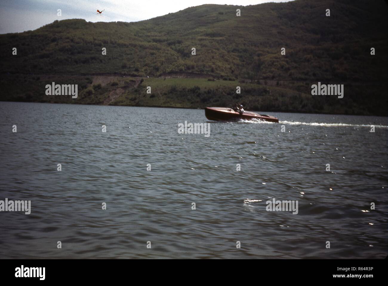 Blick auf einen hölzernen runabout Motorboot fahren durch die Gewässer der Pineview Reservoir in Ogden Valley, Utah, Juni, 1942. () Stockfoto