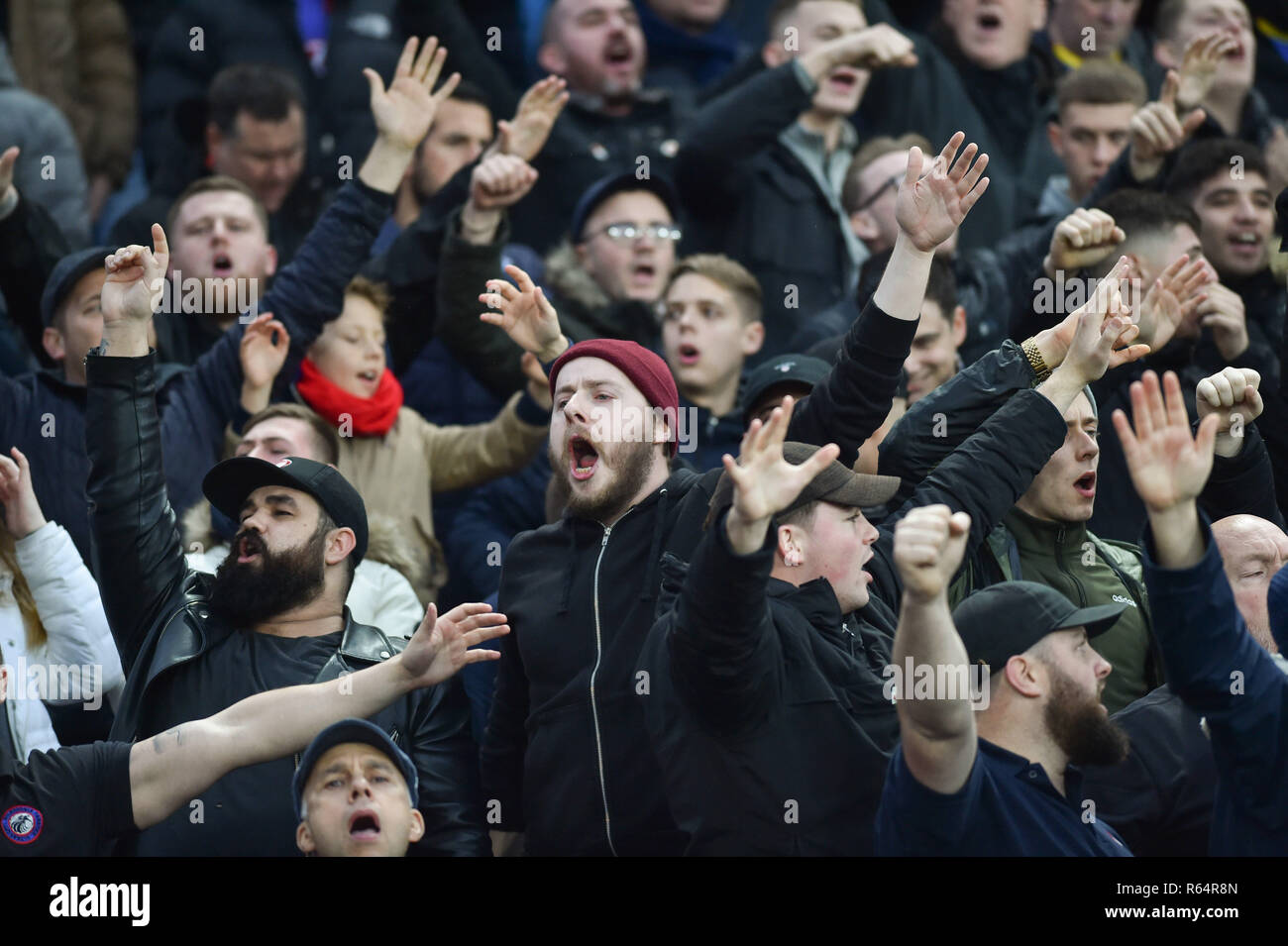 Crystal Palace Fans während des Premier League-Spiels zwischen Crystal Palace und Burnley im Selhurst Park , London , 01. Dezember 2018 nur zur Verwendung mit Photo Simon Dack/Tele Images Editorial. Kein Merchandising. Für Fußballbilder gelten Einschränkungen für FA und Premier League. Keine Nutzung von Internet/Mobilgeräten ohne FAPL-Lizenz. Weitere Informationen erhalten Sie von Football Dataco Stockfoto