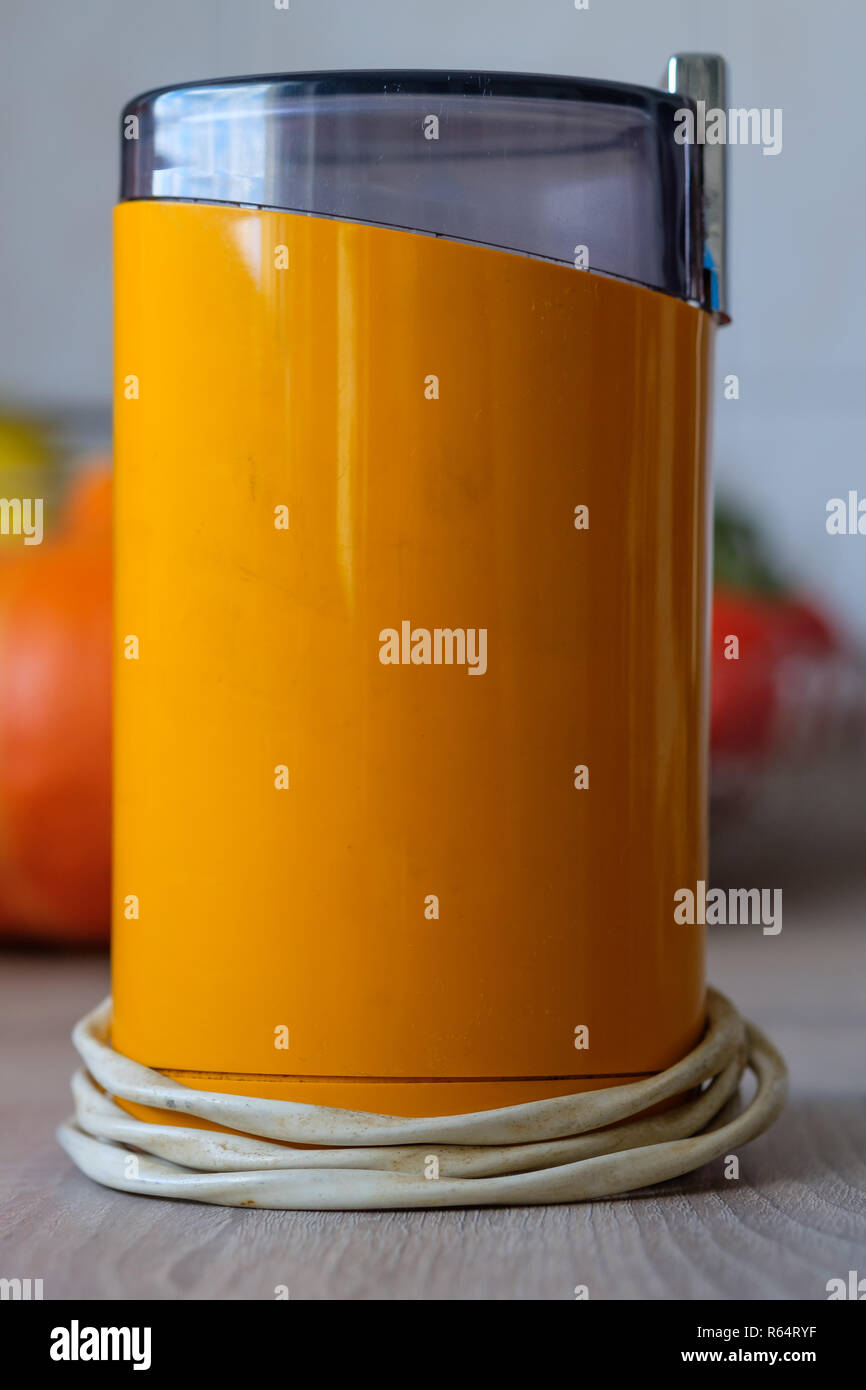 Orange Kaffeemühle in Orange aus den 70s Stockfotografie - Alamy