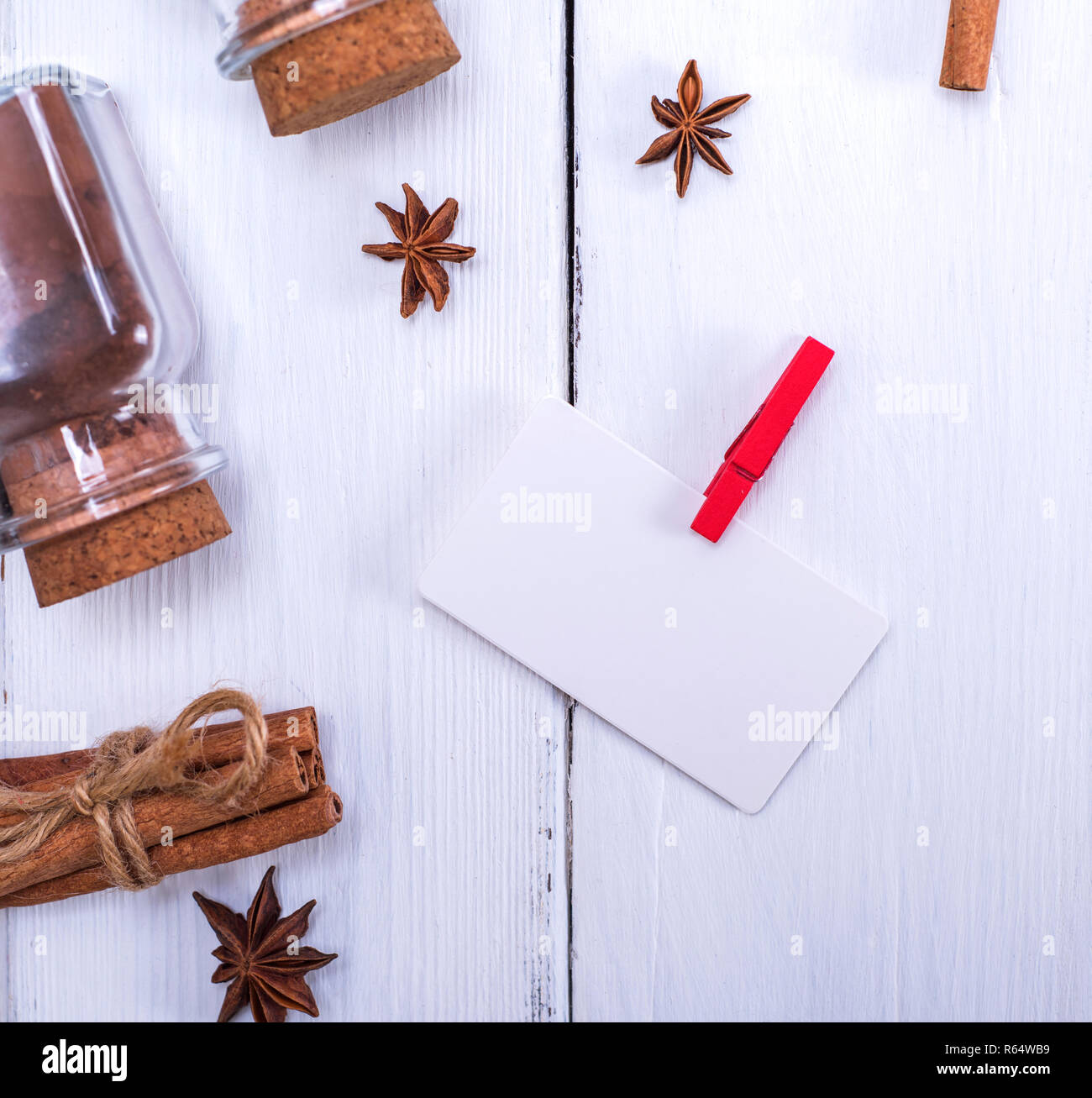 Weißbuch Tag auf einem roten clothespin Stockfoto