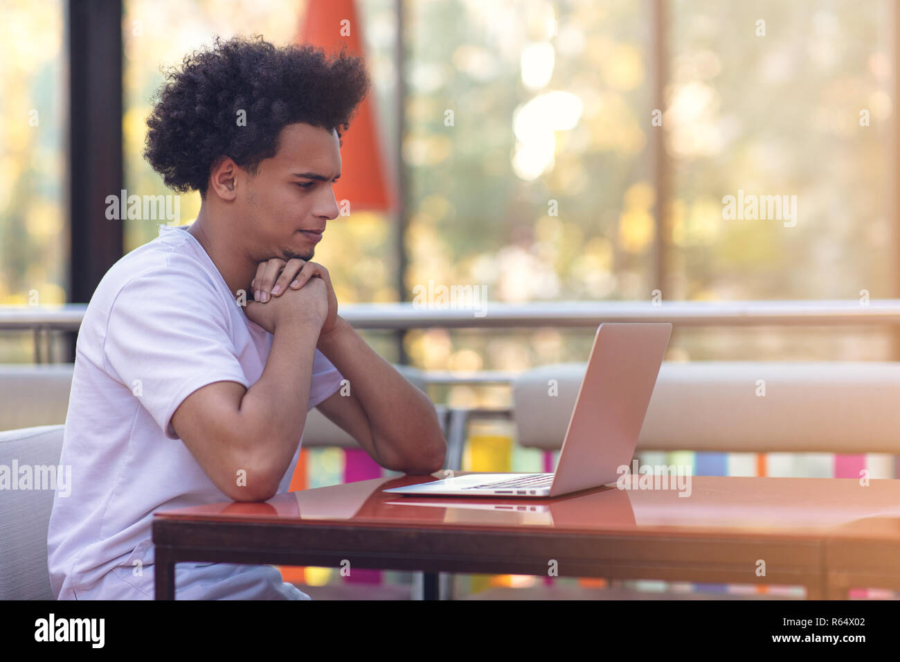 Bild der afrikanischen amerikanischen Geschäftsmann auf seinem Laptop arbeiten. Hübscher junger Mann an seinem Schreibtisch. Stockfoto