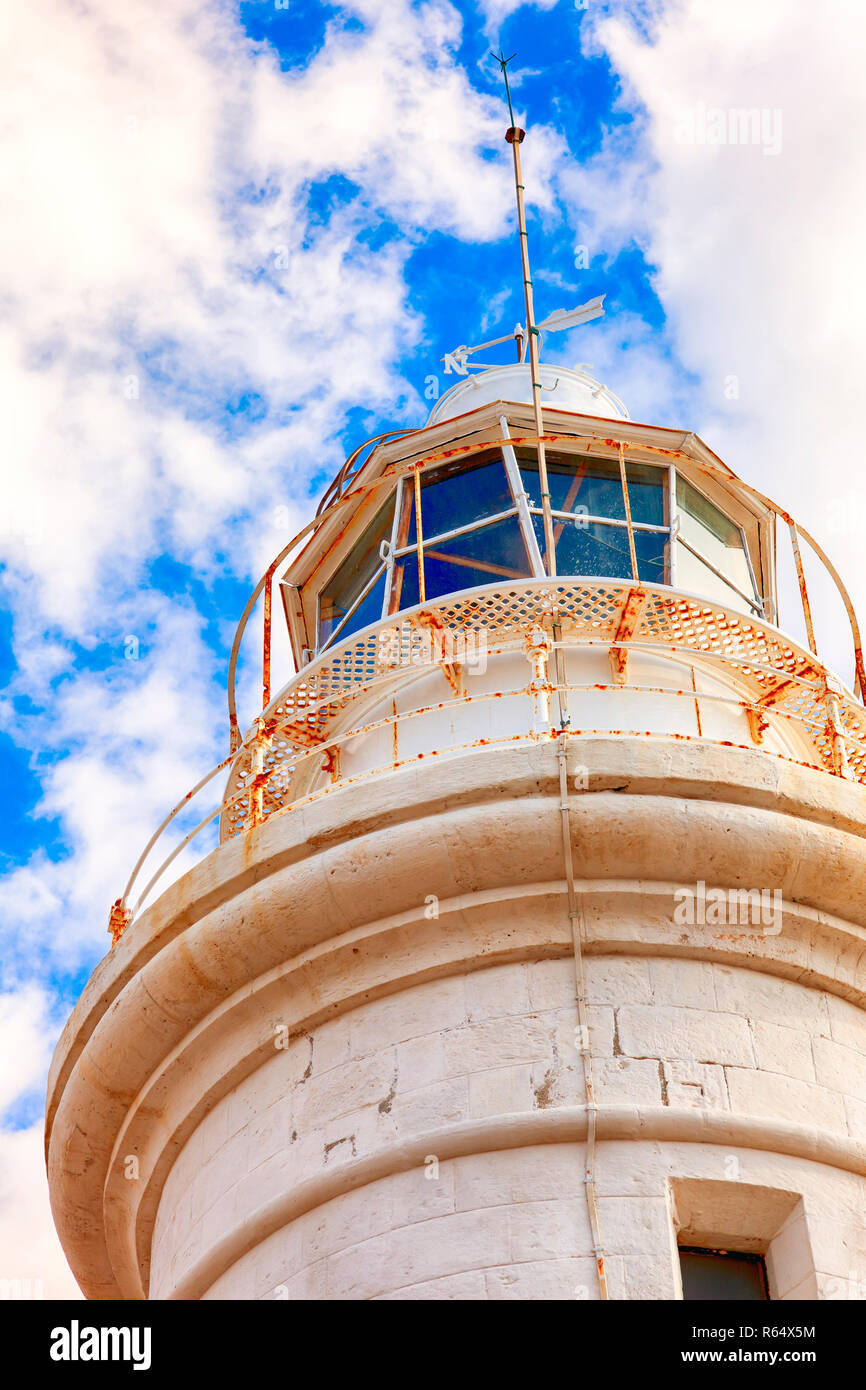 Weißen Leuchtturm gegen den blauen Himmel mit Wolken. Close-up. Stockfoto