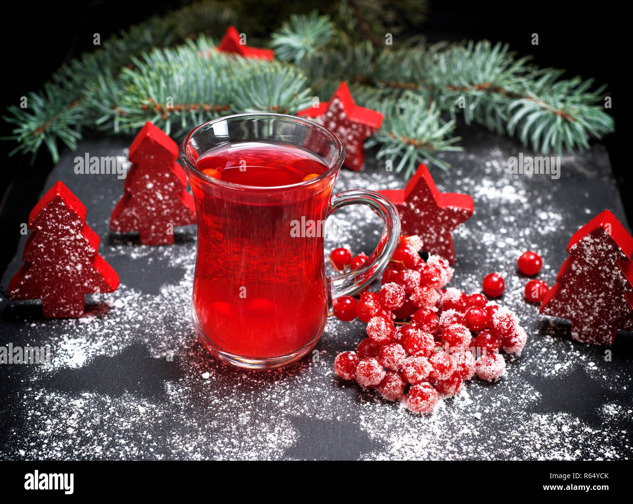 Tee aus frischen roten Viburnum in einem durchsichtigen Glas Stockfoto