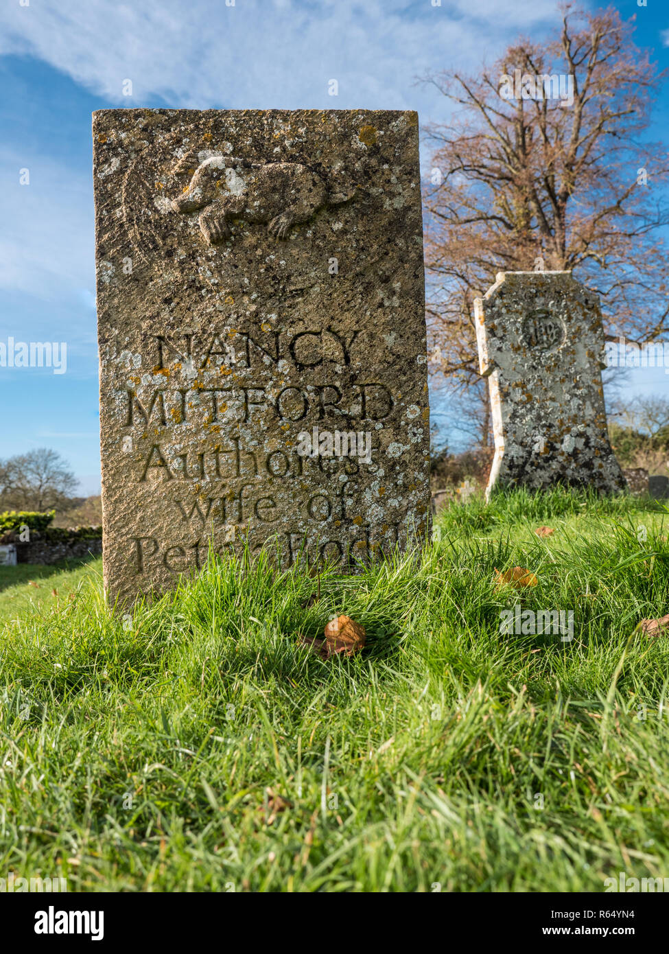 Der Grabstein von Nancy Mitford, Journalist und Schriftsteller. Swinbrook Kirche Oxfordshire UK. Stockfoto