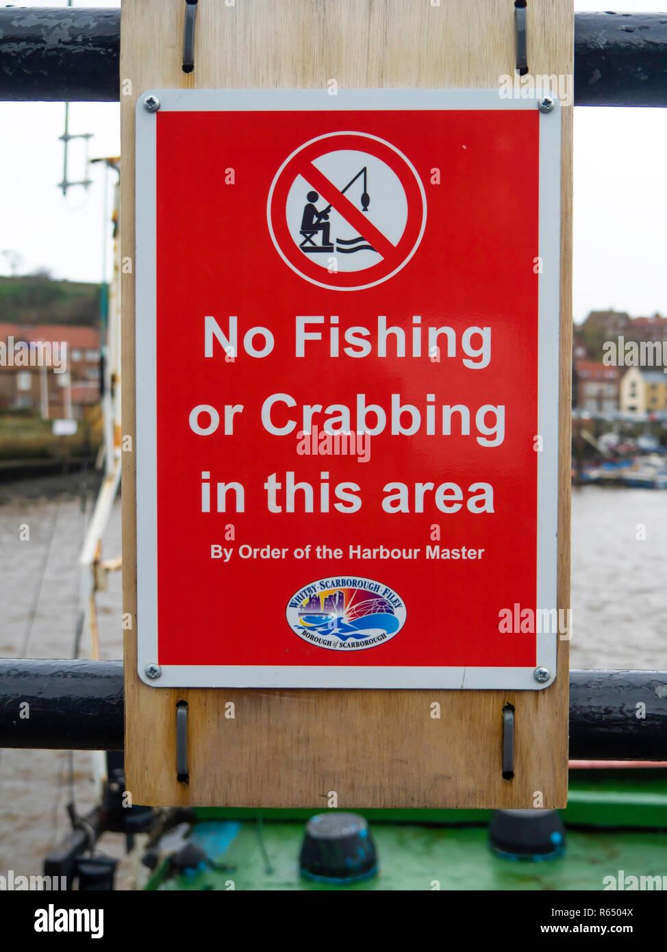 Anmelden New Quay Wharf Rail in Whitby Keine angeln oder Krabben in diesem Bereich fischen und Krabben sind beliebte aber verboten, wo die Boote sind günstig Stockfoto
