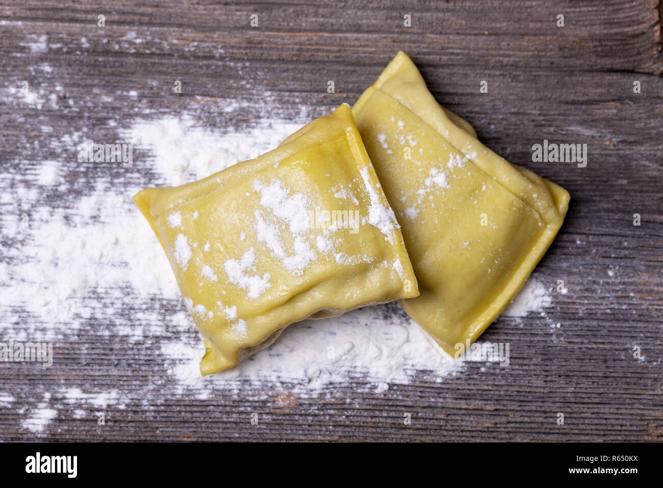 Raw schwäbische maultasche auf Holz Stockfoto