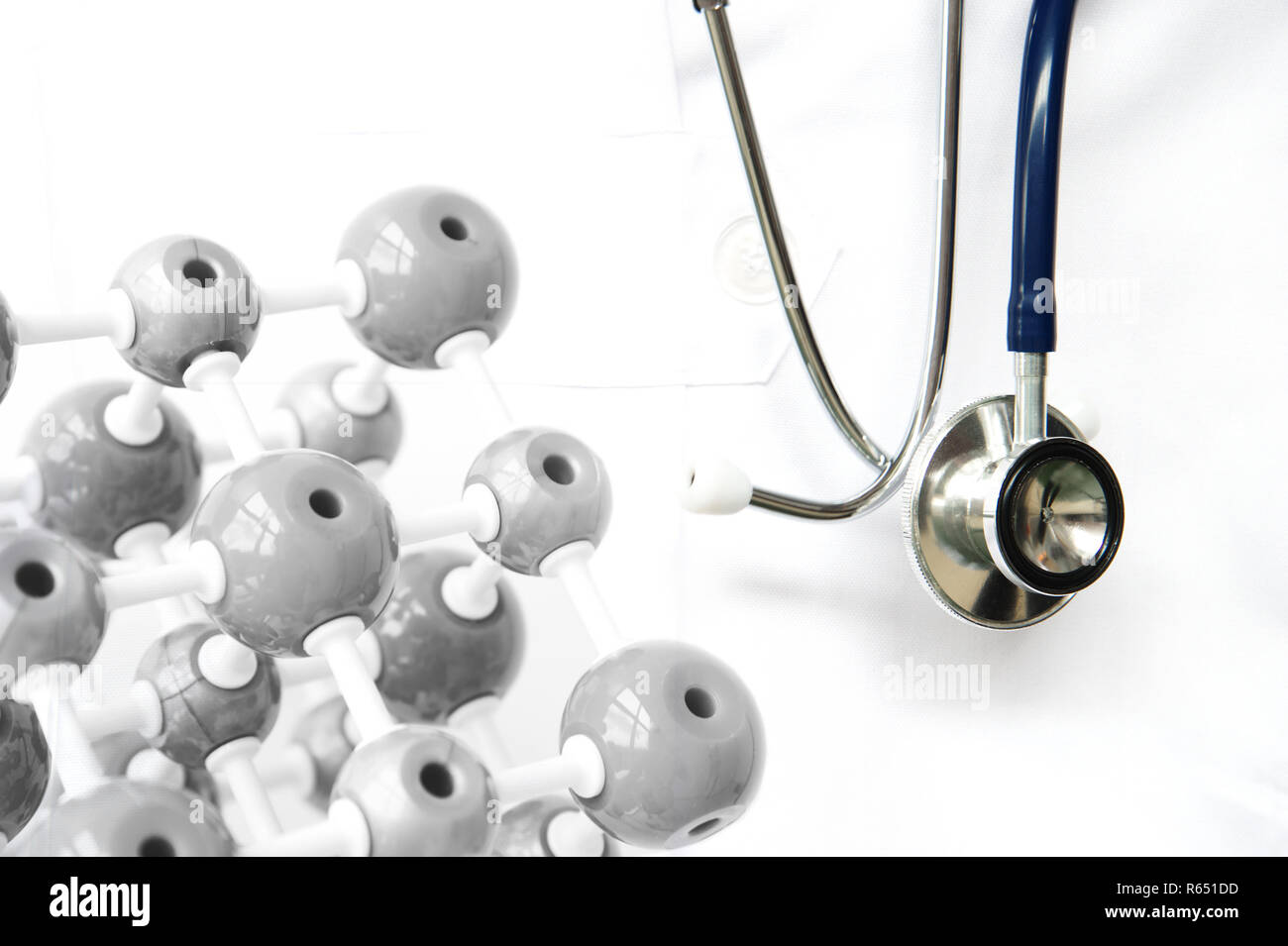 Stethoskop für den Arzt medizinische Diagnose mit chemischen Wissenschaft Struktur weißer Hintergrund Stockfoto