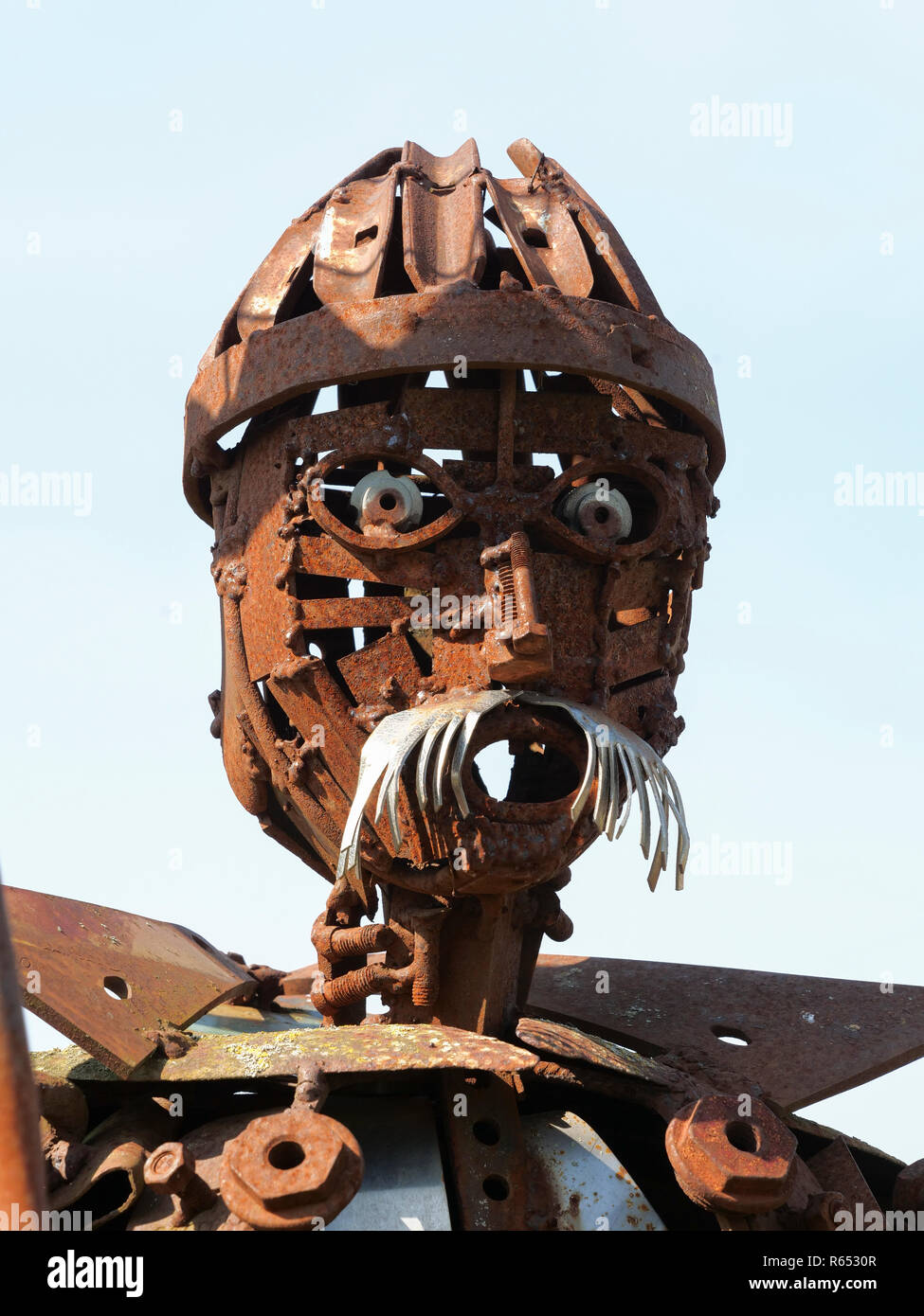 Skulptur von der mittelalterlichen Ritter Kopf, mit Helm und moustabce, alle in rostigen Schrott Metall Stockfoto