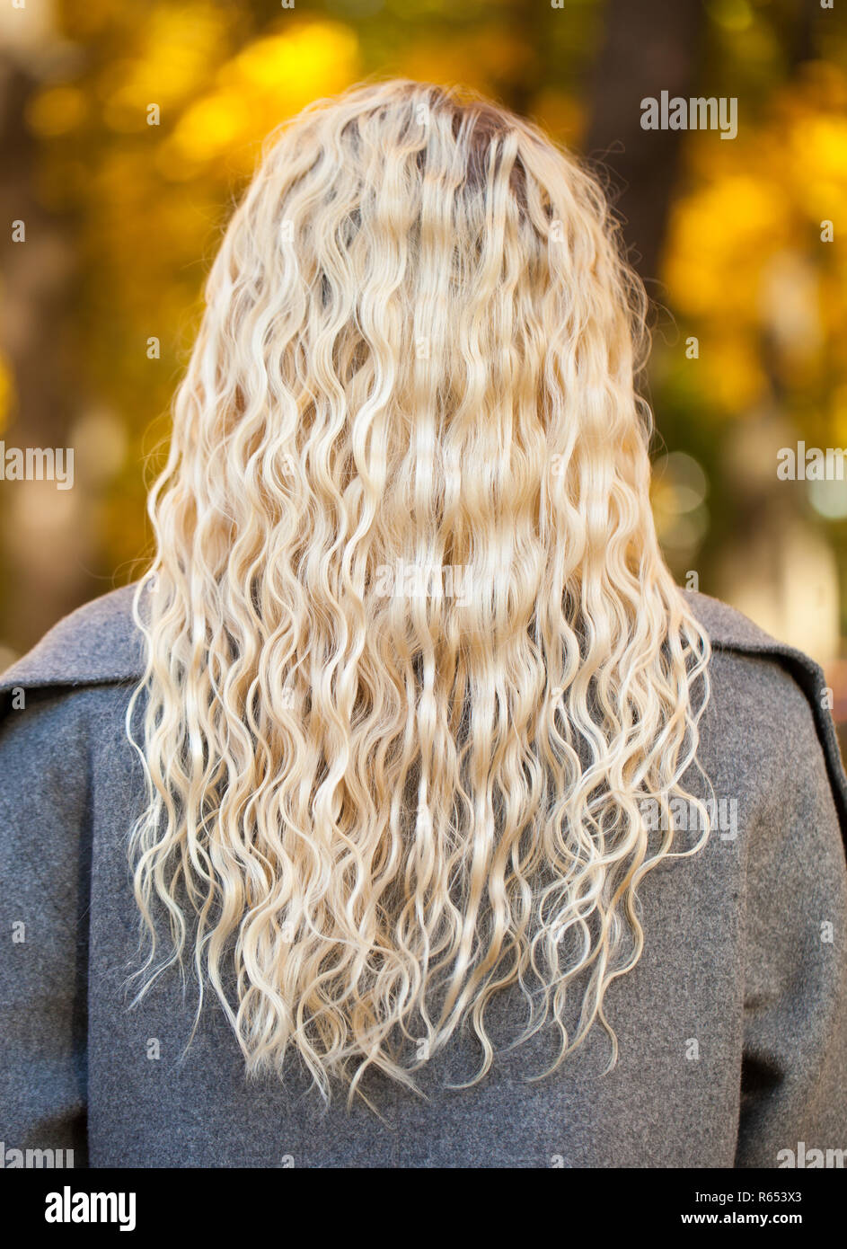 Frau Lange gewellte blonde Haare, Rückansicht, Herbst Straße im Freien  Stockfotografie - Alamy