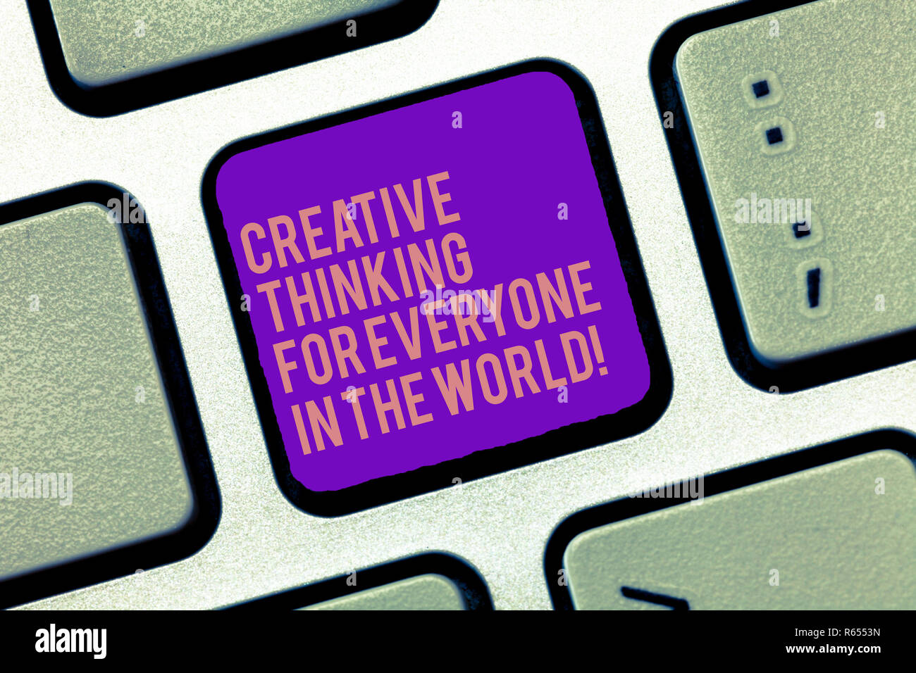 Wort schreiben Text kreatives Denken für alle Menschen in der Welt. Business Konzept für sich Kreativität auf andere Taste der Tastatur Absicht compu zu erstellen Stockfoto