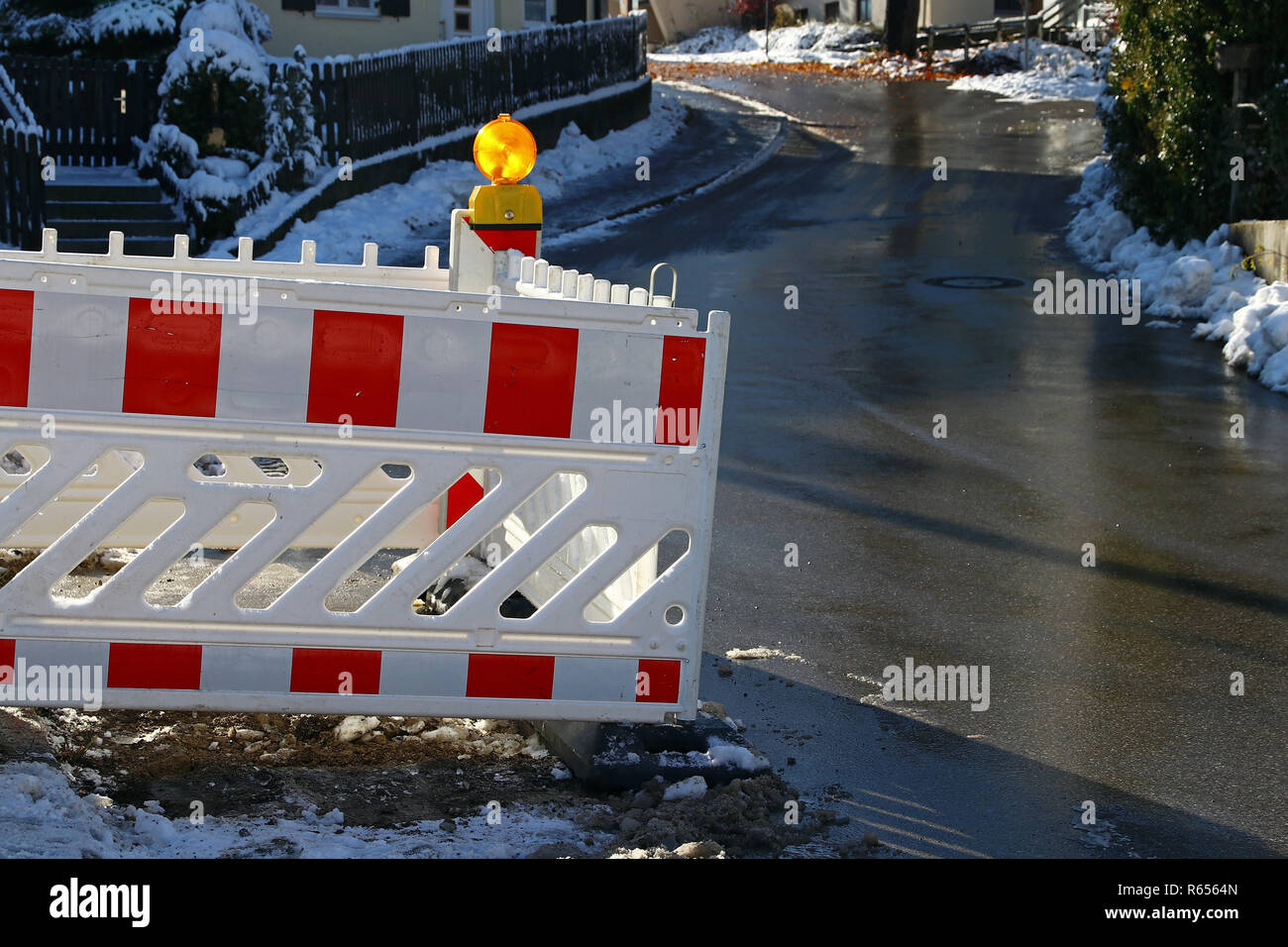 Baustellen sind Hindernisse im Verkehr. mit dem Bau einer Straße in der Stadt Stockfoto