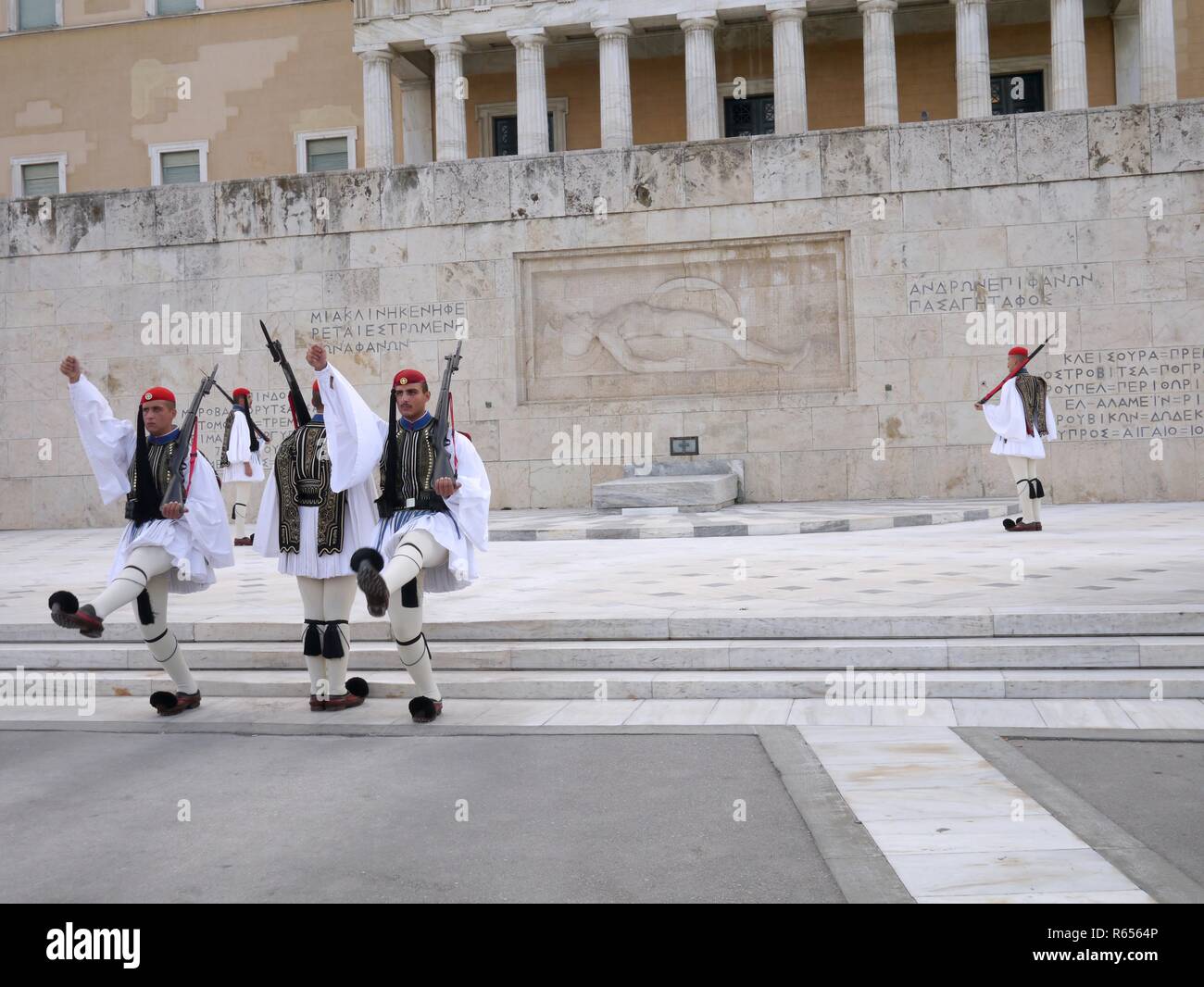 Athen, Griechenland - 26. September 2016: Wachablösung Zeremonie vor dem Parlamentsgebäude auf dem Syntagma-platz durch Evzones oder Evzonoi Soldaten Stockfoto