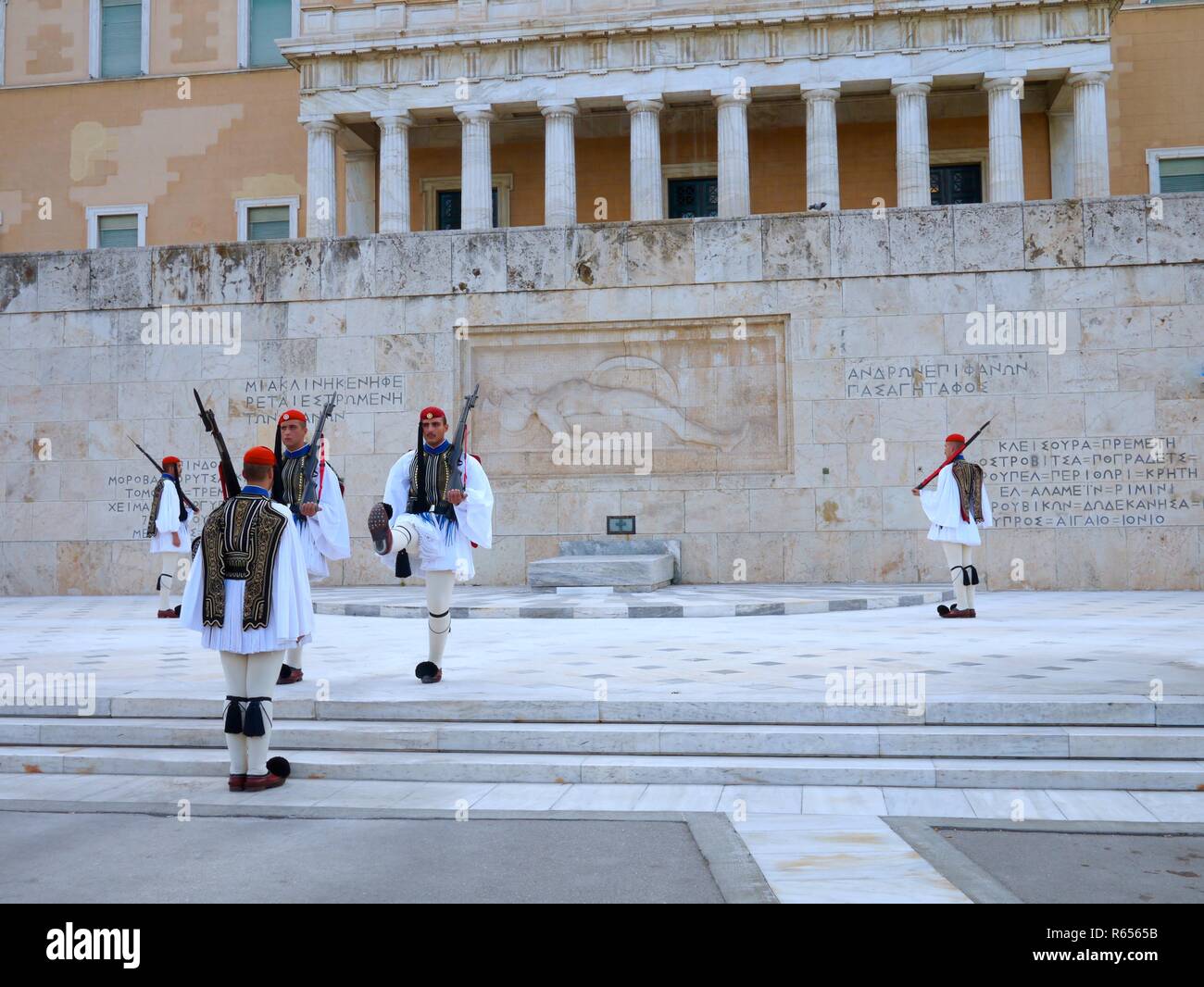 Athen, Griechenland - 26. September 2016: Wachablösung Zeremonie vor dem Parlamentsgebäude auf dem Syntagma-platz durch Evzones oder Evzonoi Soldaten Stockfoto