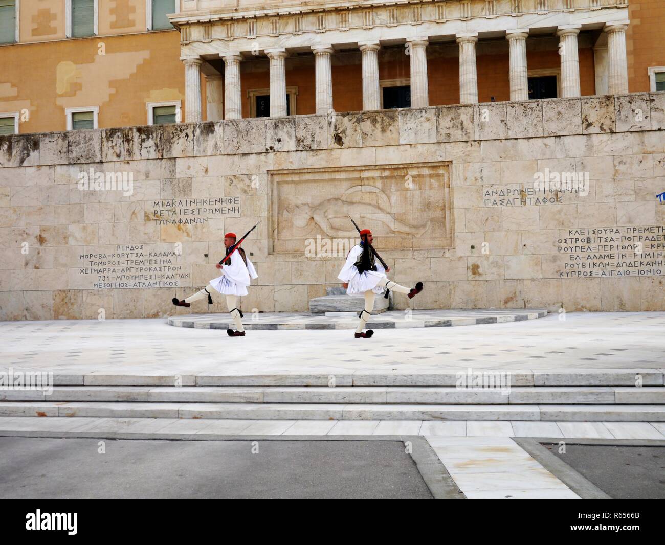 Athen, Griechenland - 26. September 2016: Wachablösung Zeremonie vor dem Parlamentsgebäude auf dem Syntagma-platz durch Evzones oder Evzonoi Soldaten Stockfoto