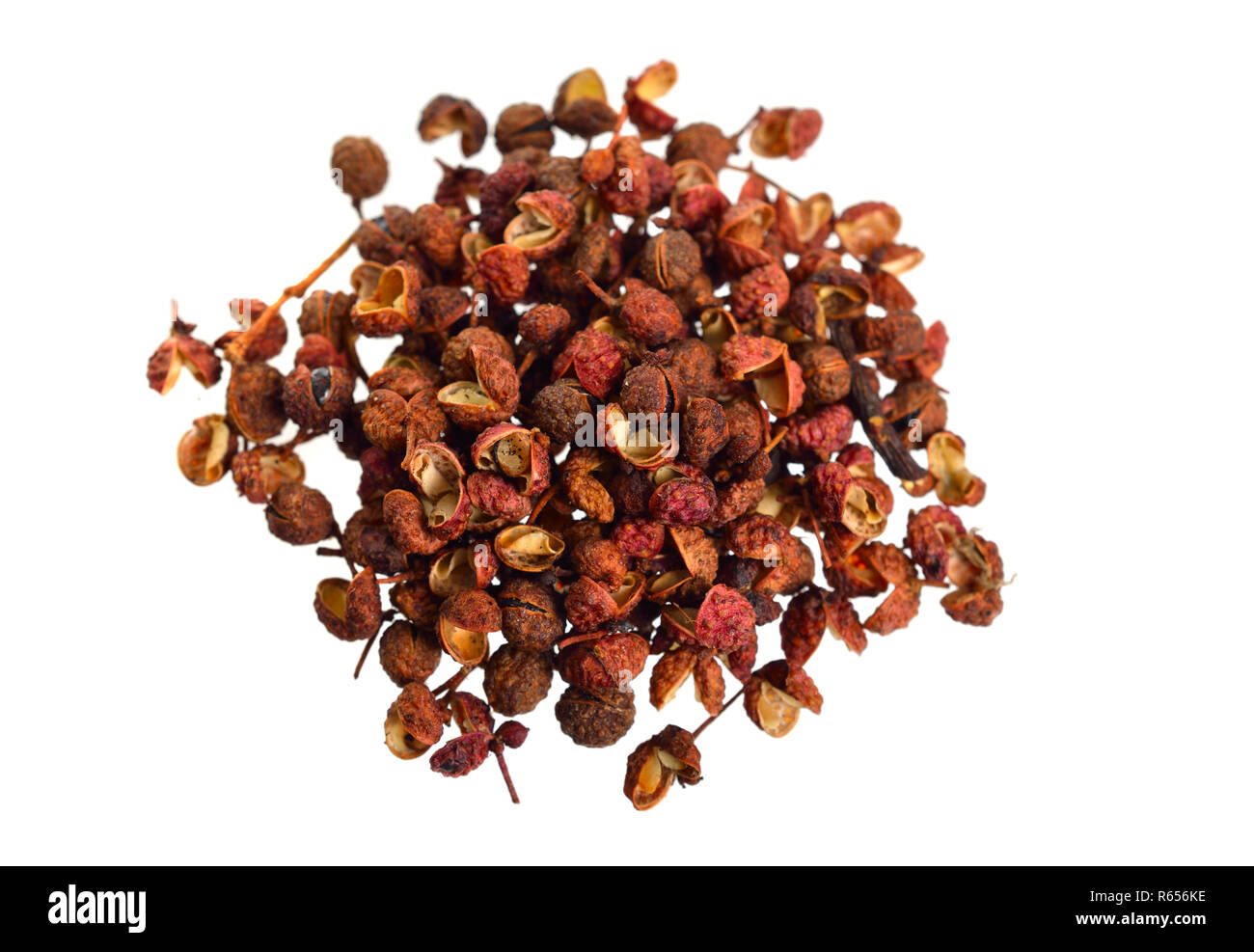 Sichuan Pfeffer, Szechuan Pfeffer, Szechuan Pfeffer oder Szechuan Pfeffer auf weißem Hintergrund. Stockfoto