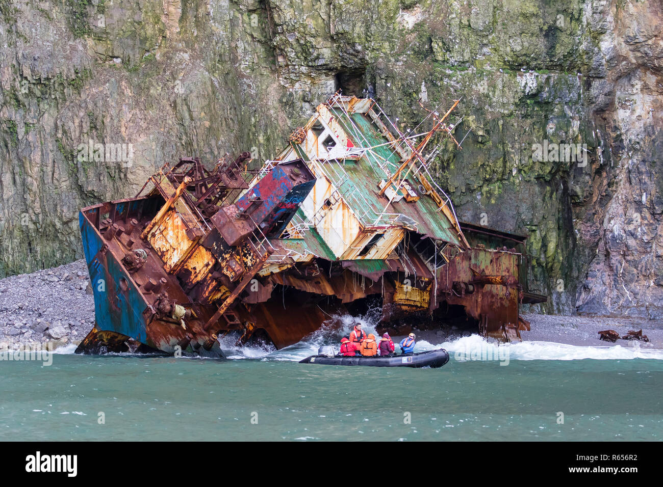 Die rosten Hulk der Petrosawodsk Schiffbruch, Bjornøya, einer Insel in Svalbard, Norwegen. Stockfoto