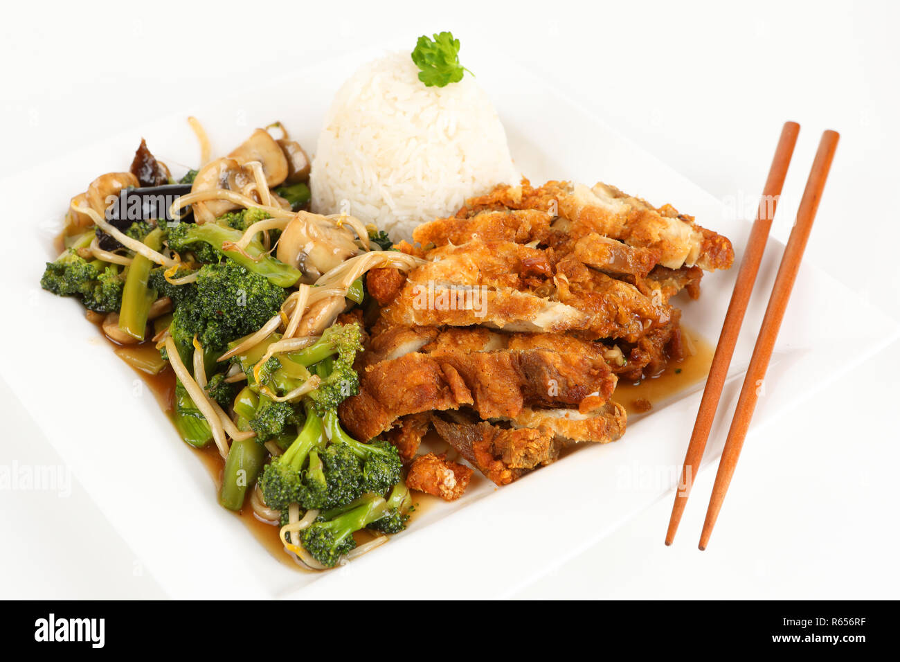 Gebratenes Huhn mit Gemüse und Reis Stockfoto