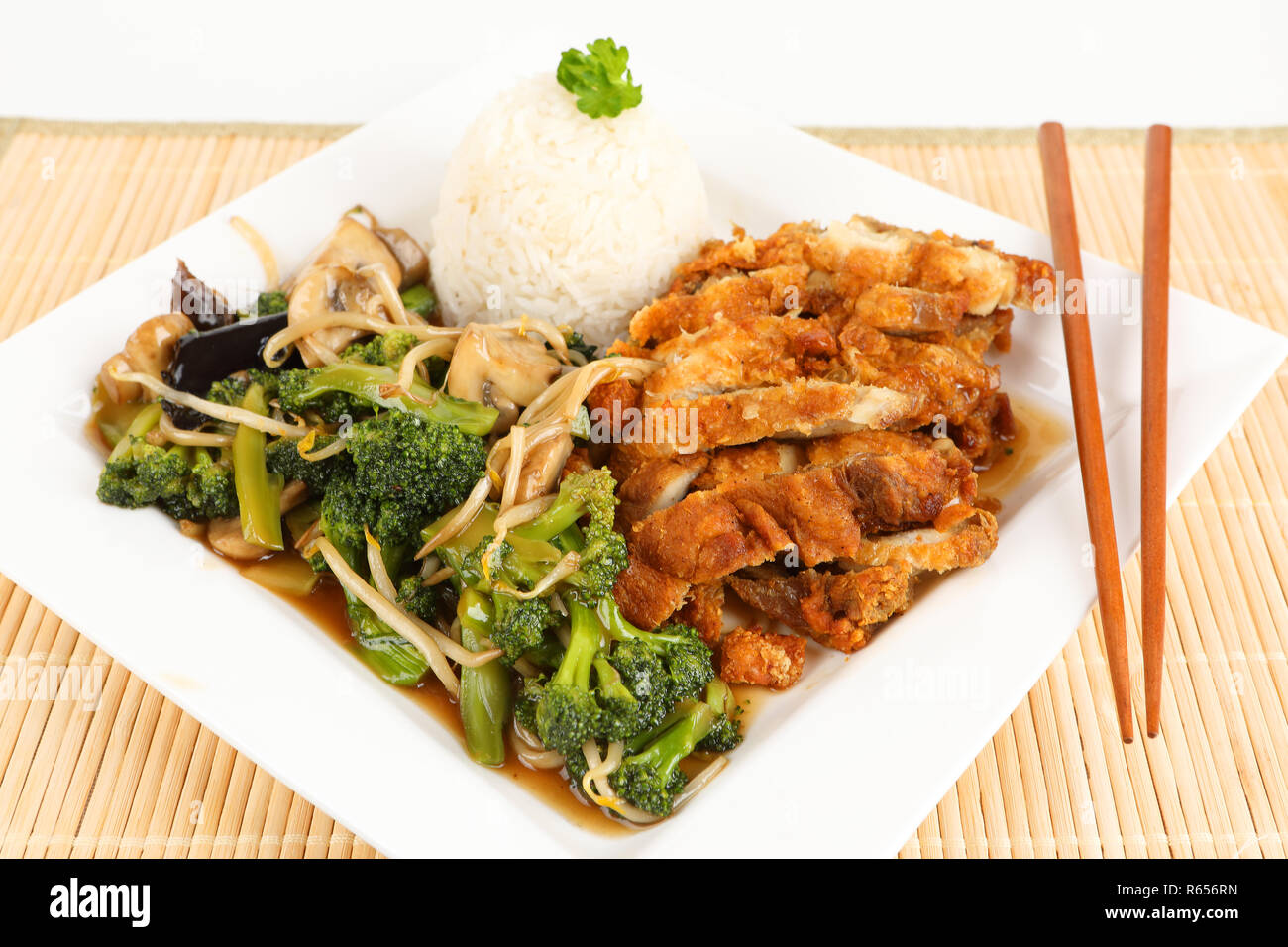 Gebratenes Huhn mit Gemüse und Reis Stockfoto