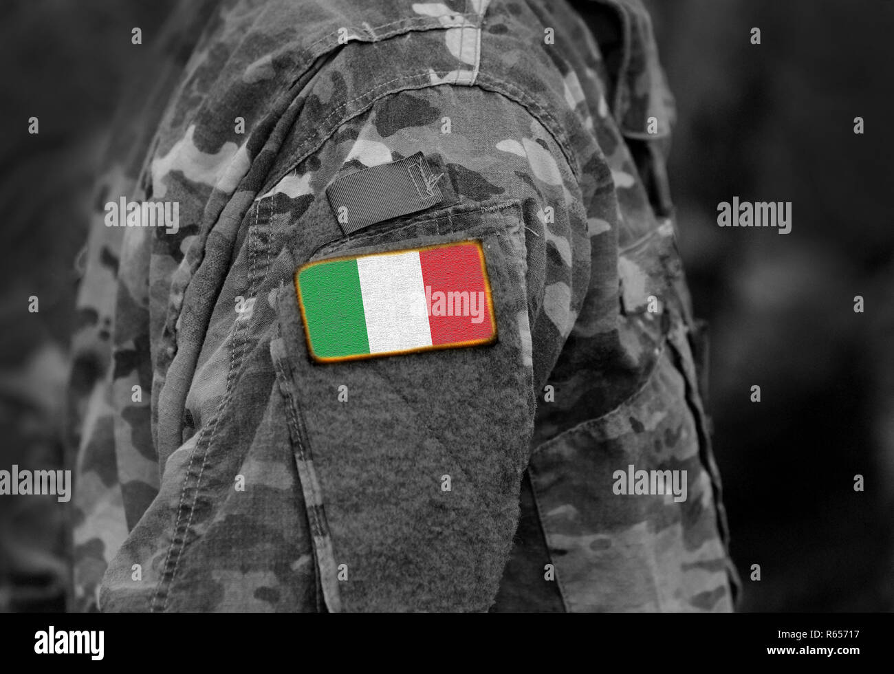 Flagge von Italien auf Soldaten arm (Collage). Stockfoto