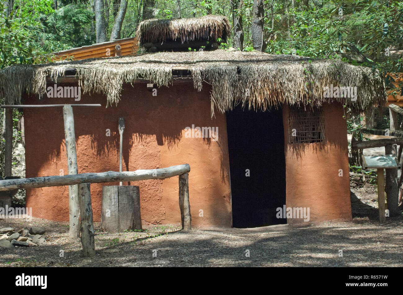 Traditionelle Cherokee home mit flechtwerkwände Gips über einer Stange Rahmen gemacht, Oconaluftee Dorf, Qualla Reservierung, North Carolina. Digitale photog Stockfoto
