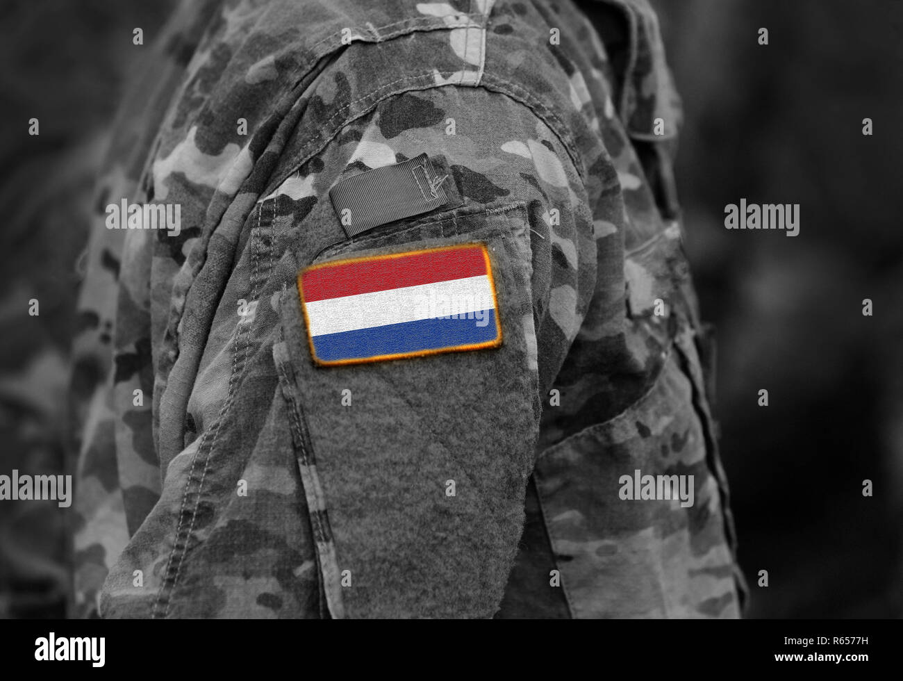 Flagge der Niederlande auf Soldaten arm (Collage). Stockfoto