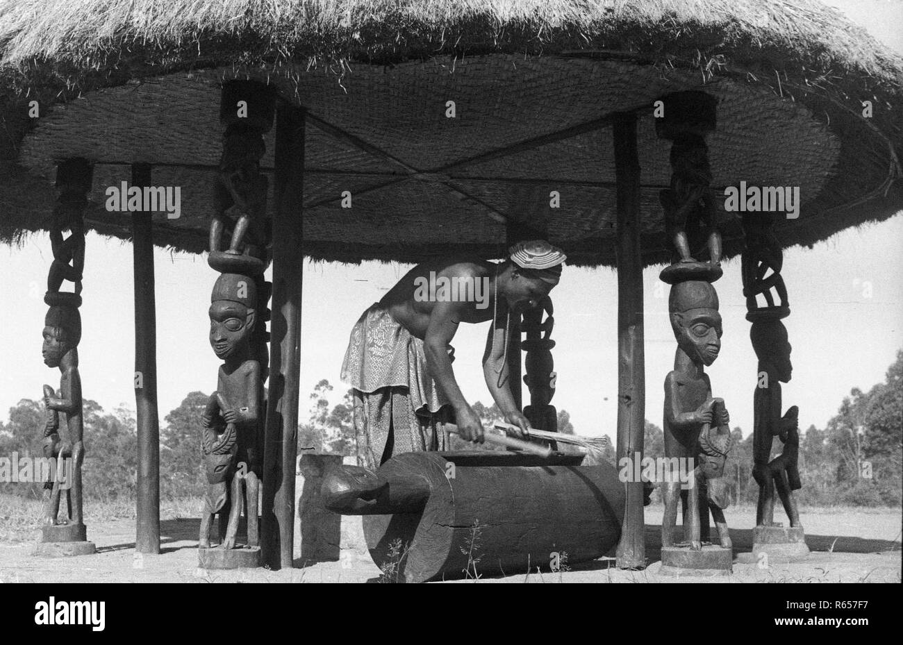 Einheimische Musiker spielen Drums 1950er ländlichen Dorf Szene, Kamerun Afrika DAVE BAGNALL FOTOGRAFIE Stockfoto