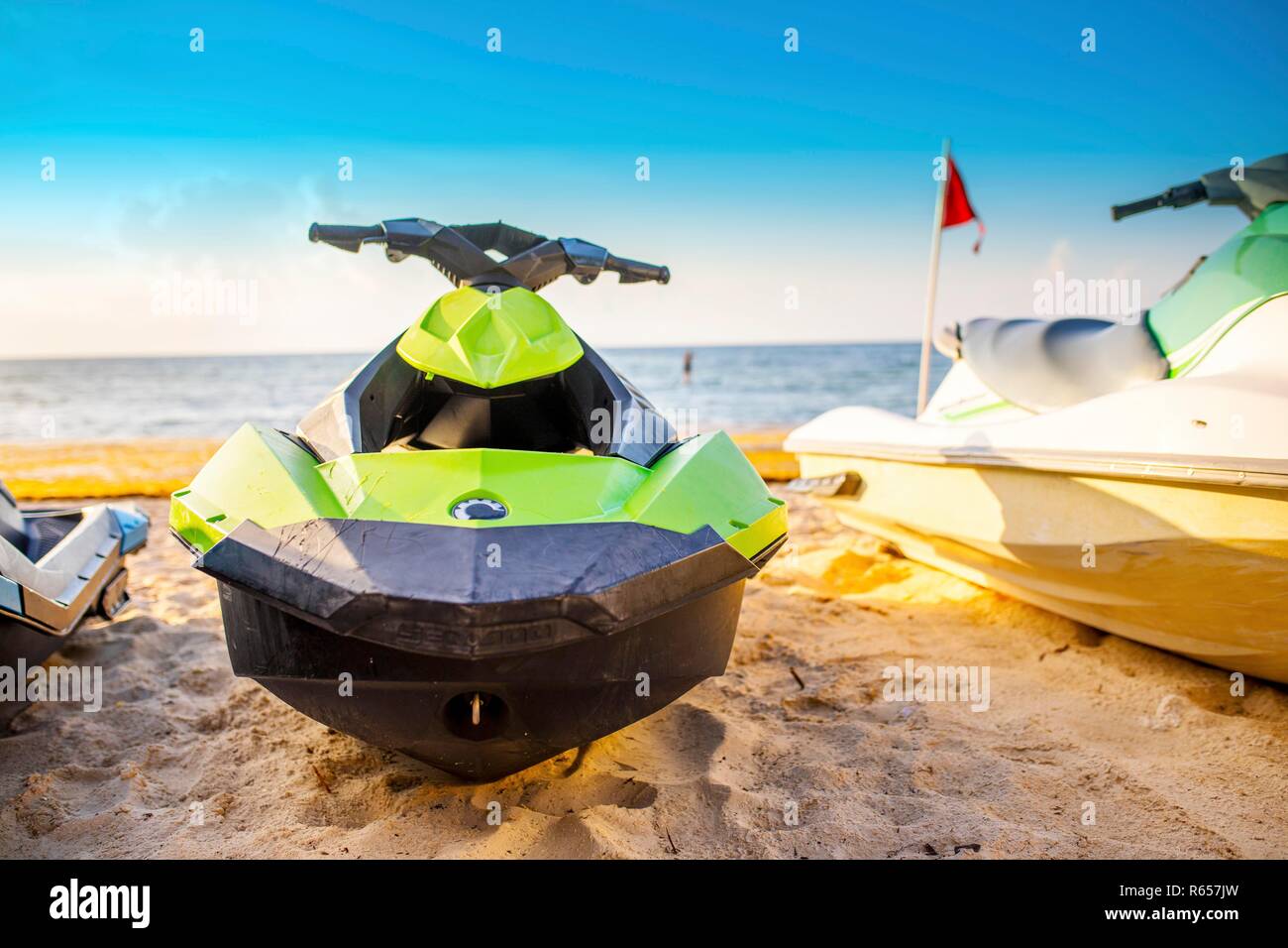 Vorderansicht eines grünen Jet ski geparkt auf einem weißen Sandstrand der Karibik Strand an der Riviera Maya, verfügbar für Wassersport auf dem Meer zu mieten Stockfoto