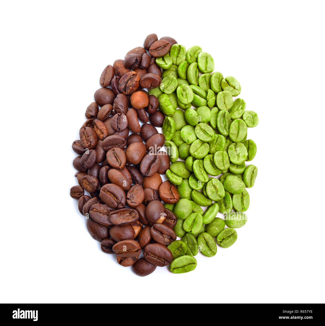 Grün und gerösteten Kaffeebohnen auf weißem Hintergrund. Stockfoto