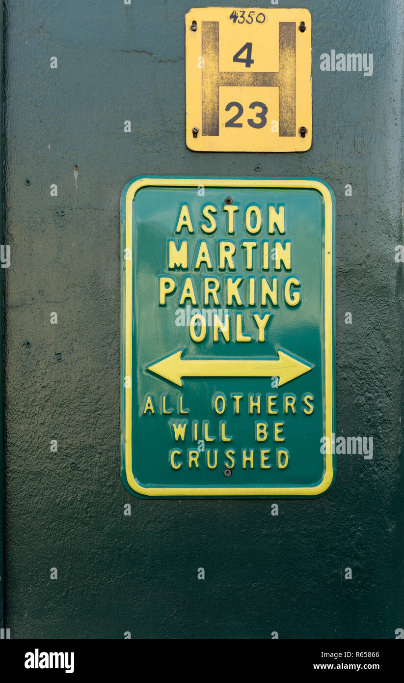 Aston Martin nur Parken, Alle anderen zerquetscht werden; schrulligen Zeichen außerhalb ein Aston Martin Händler, Olney, Buckinghamshire, Großbritannien Stockfoto