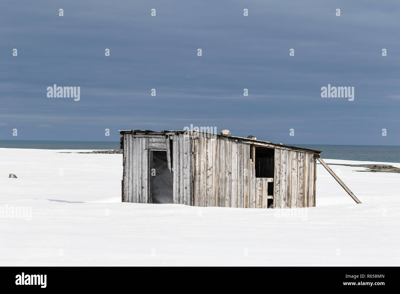 Eine hölzerne Jäger Kabine an Kapp Lee, Edgeøya, Svalbard, Norwegen. Stockfoto